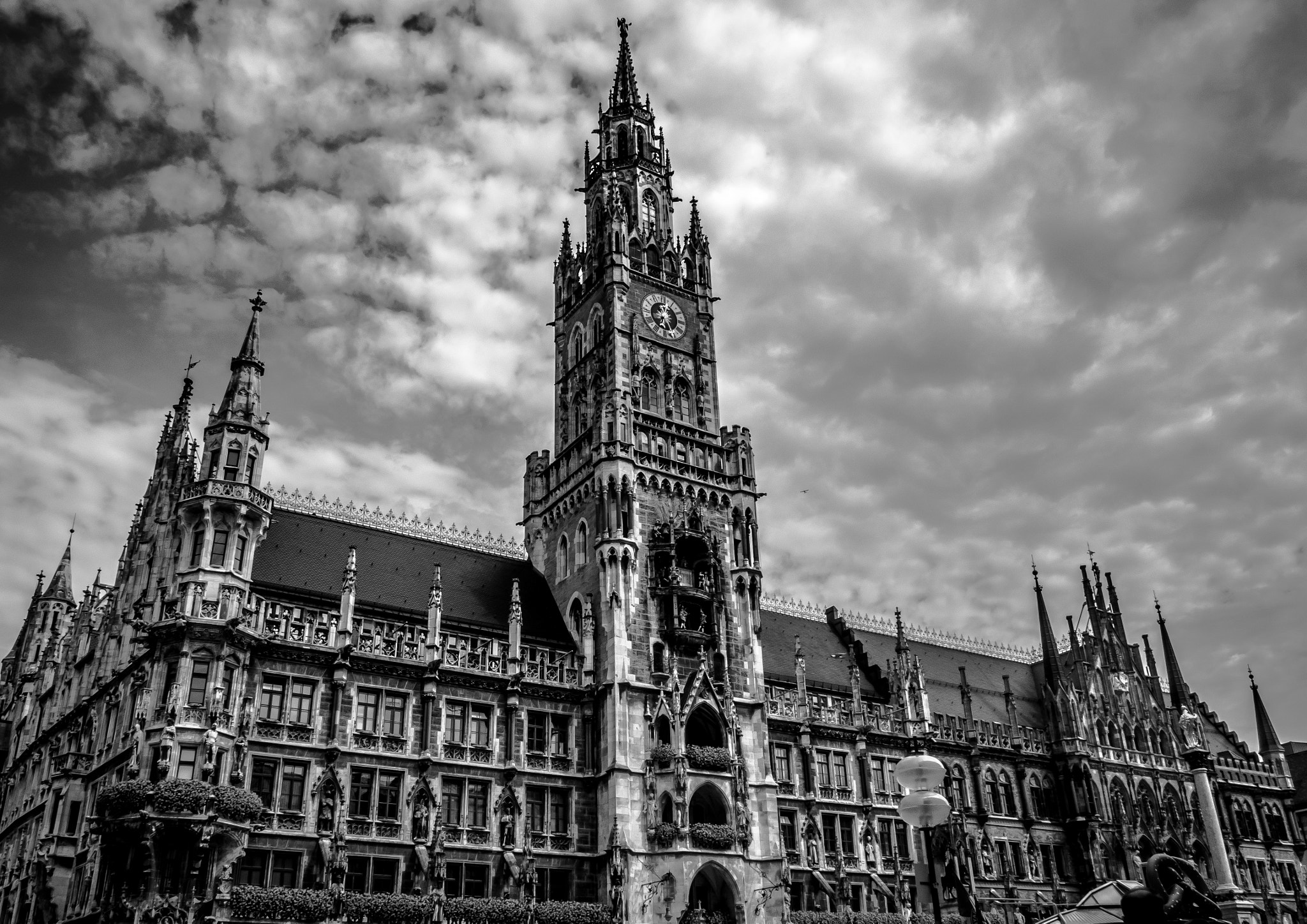 Olympus M.Zuiko Digital 14-42mm F3.5-5.6 II R sample photo. The massive new town hall in munich photography