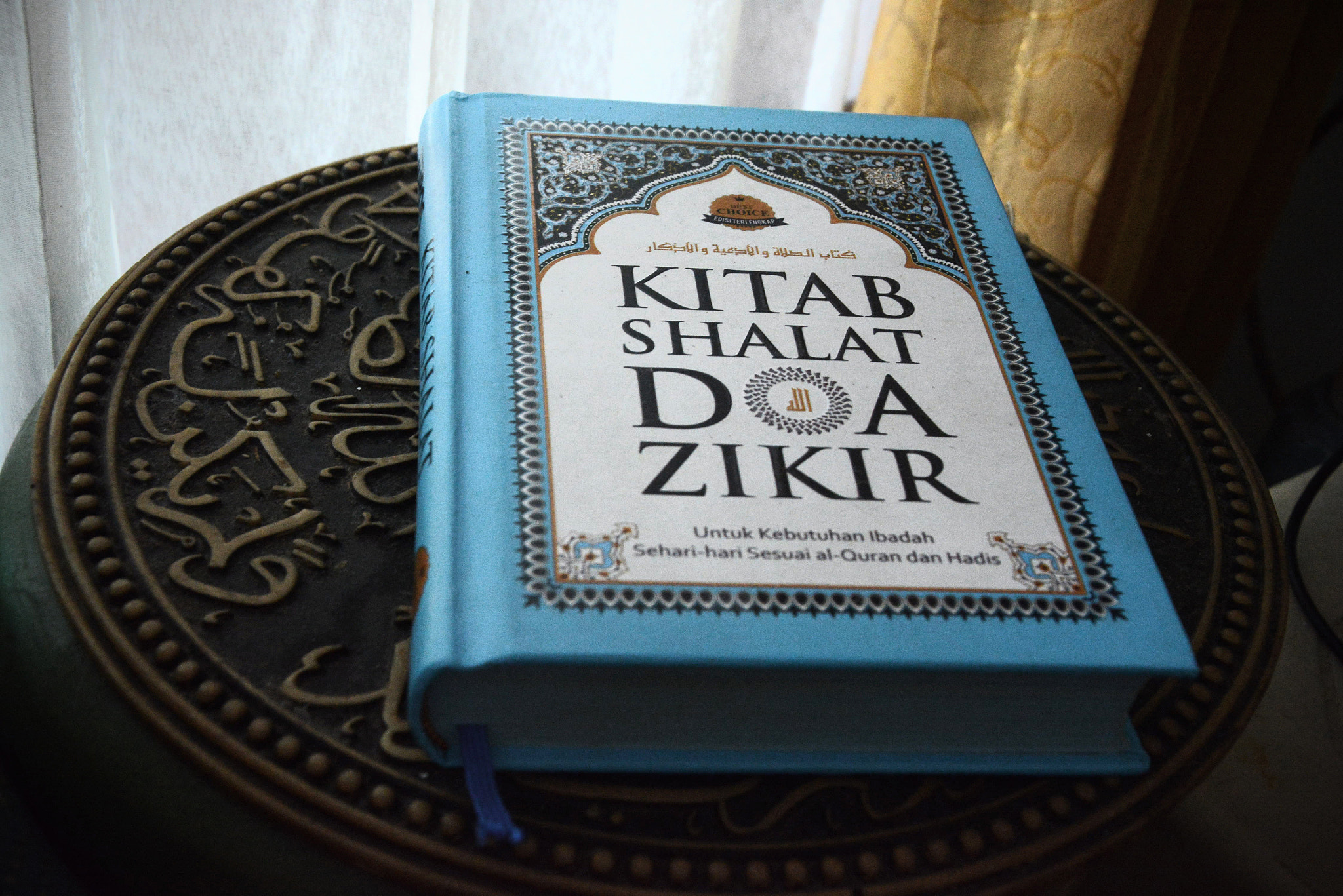 AF Zoom-Nikkor 35-70mm f/2.8 sample photo. Guide book to pray photography