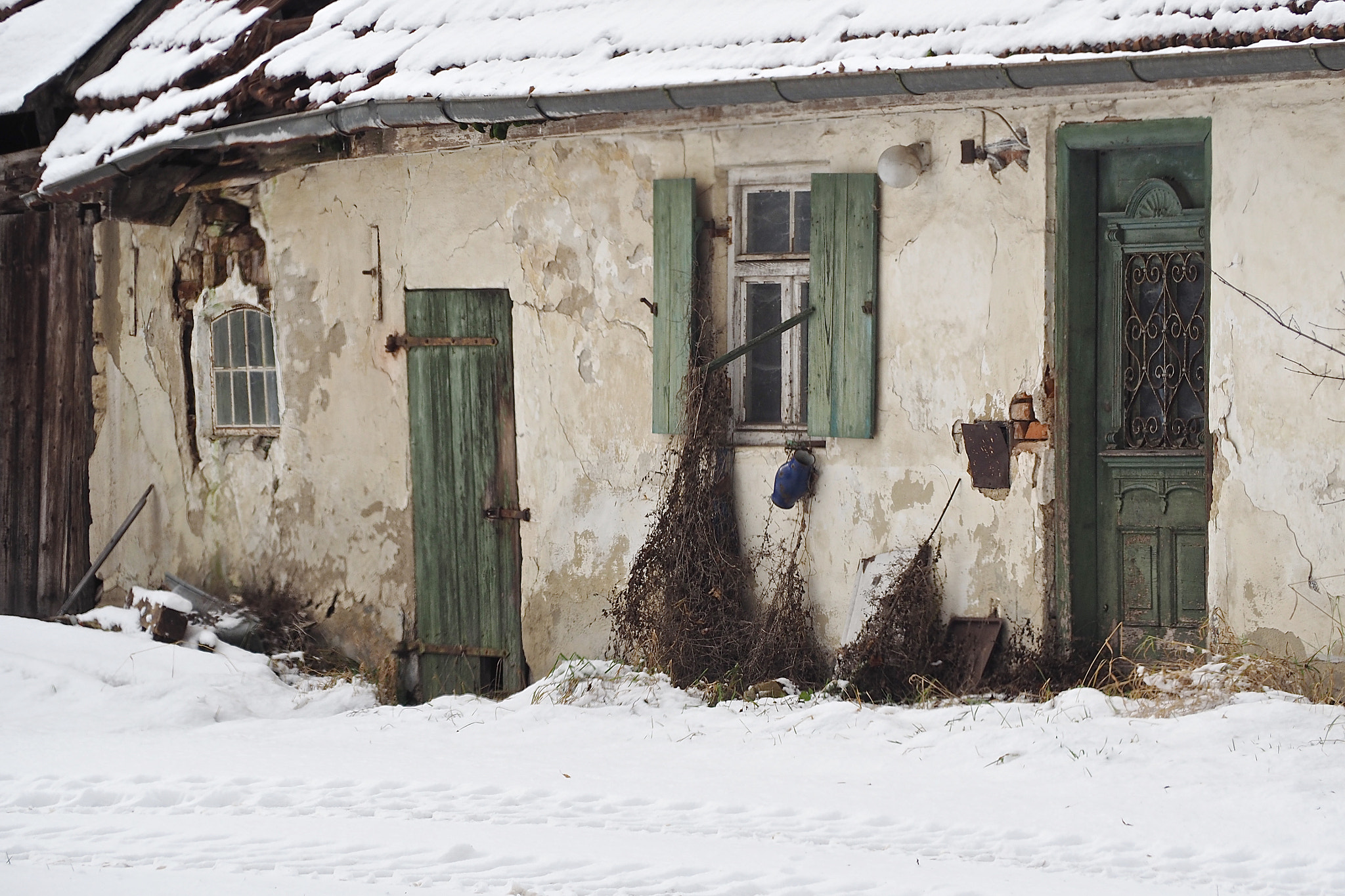 Olympus OM-D E-M5 II sample photo. Quaint & abandoned classic photography