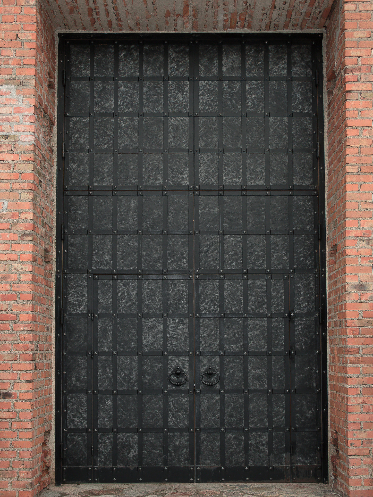 Canon EF-S 18-55mm F3.5-5.6 II sample photo. Gate in a wall photography
