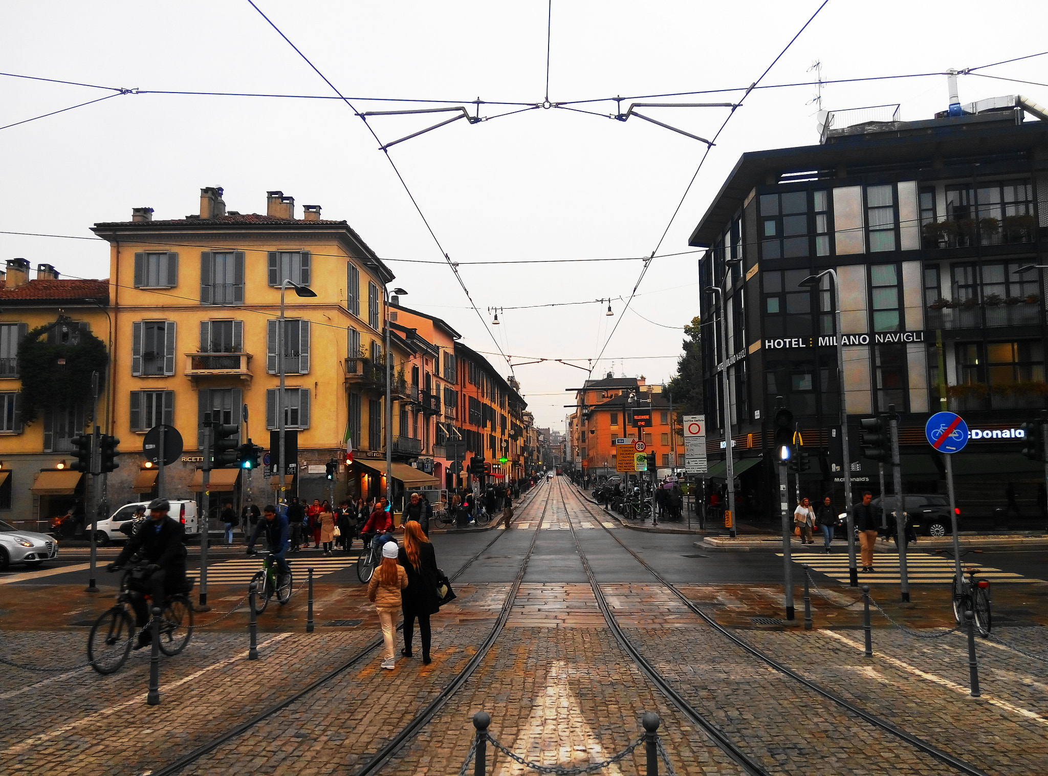 Meizu m2 sample photo. Milan city centre photography