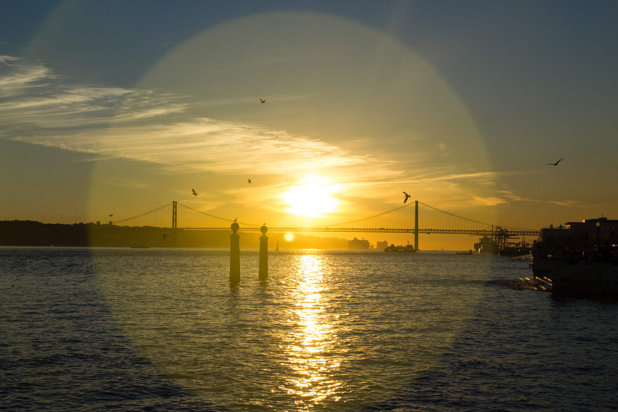 Canon EOS 1200D (EOS Rebel T5 / EOS Kiss X70 / EOS Hi) + Canon TS-E 90mm F2.8 Tilt-Shift sample photo. Sunset in lisbon photography