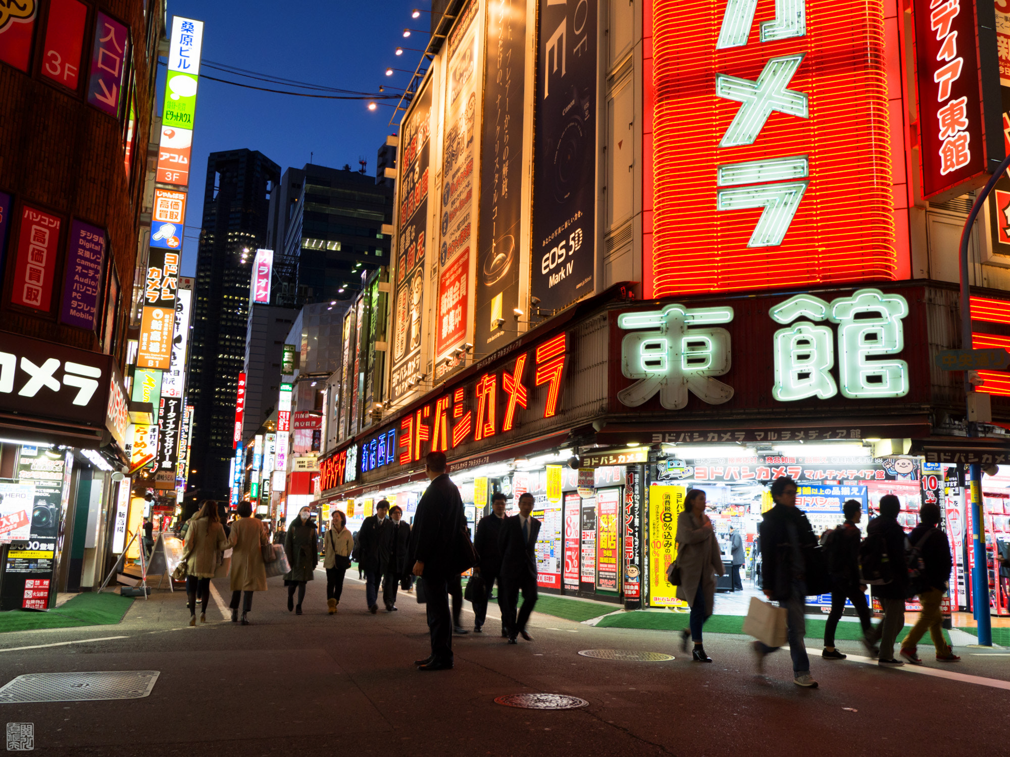 Olympus OM-D E-M10 II + LEICA DG SUMMILUX 15/F1.7 sample photo. Yodobashi camera at shinjuku photography