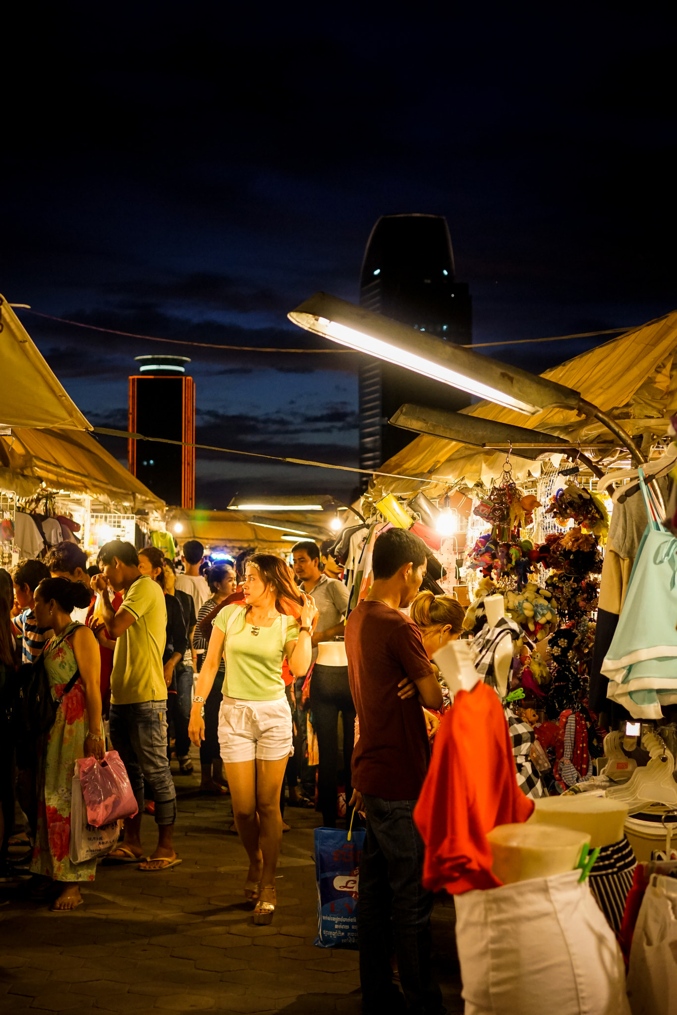 Sony a6000 + Sony Sonnar T* FE 35mm F2.8 ZA sample photo. Night lights in phnom pen photography