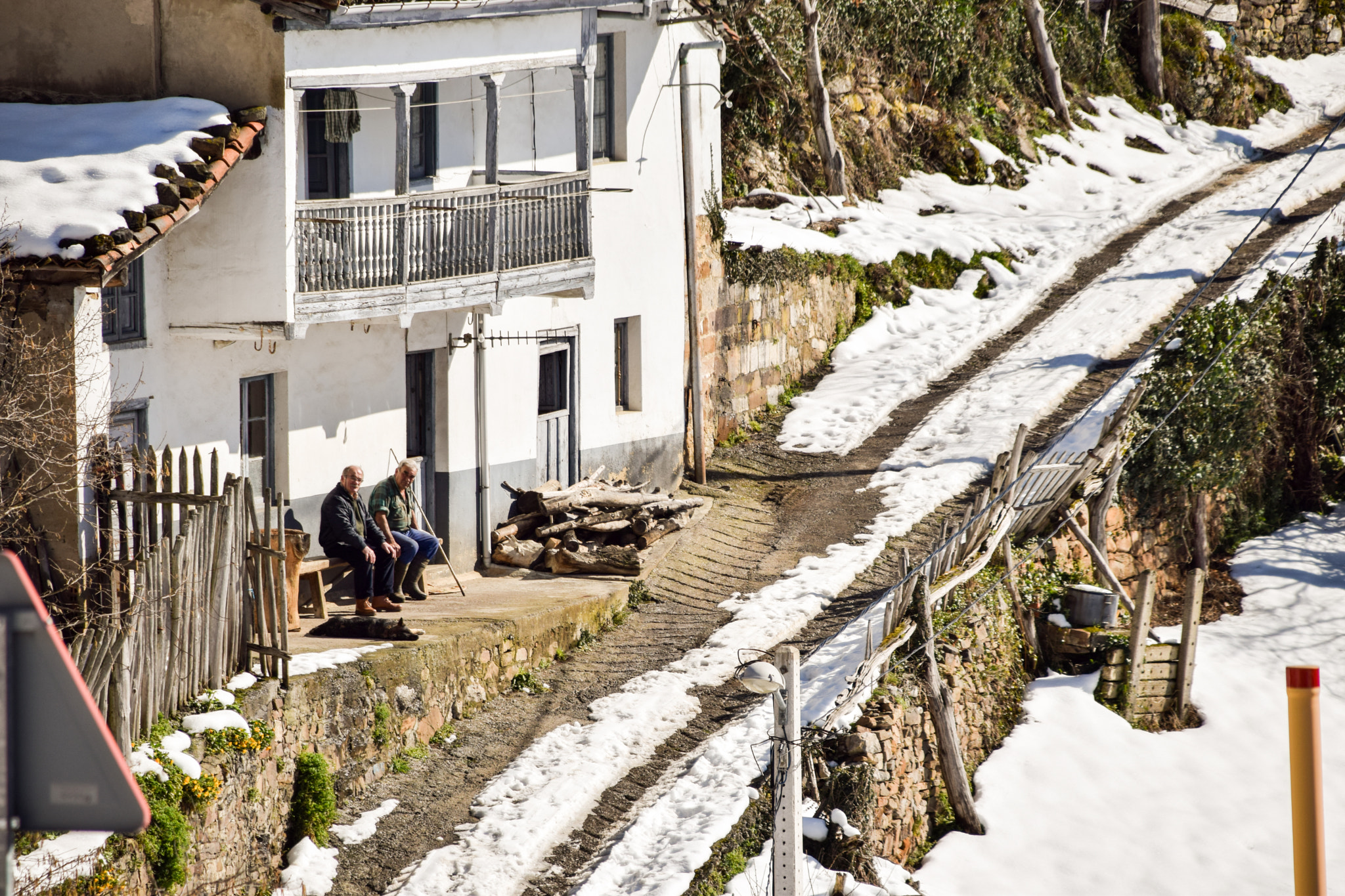 Sigma 18-200mm F3.5-6.3 DC OS HSM sample photo. Men on porch (close) photography