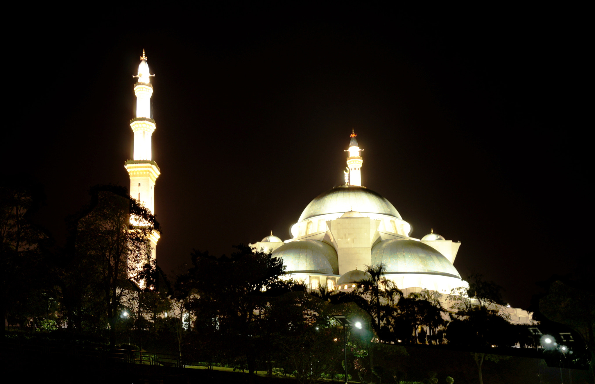 Sony Alpha NEX-5R + Sony E 18-50mm F4-5.6 sample photo. Federal territory mosque photography