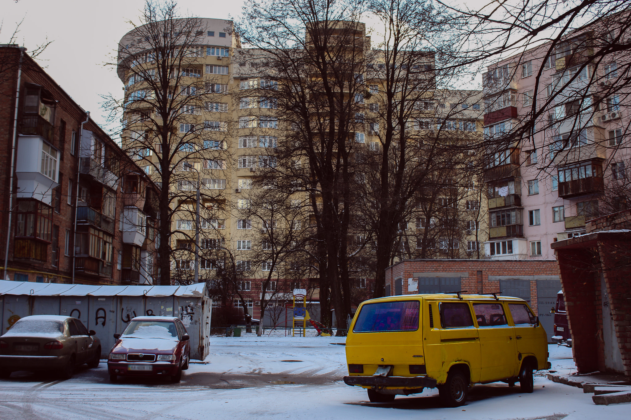 Canon EF-S 18-55mm F3.5-5.6 IS sample photo. Yellow backyard van photography