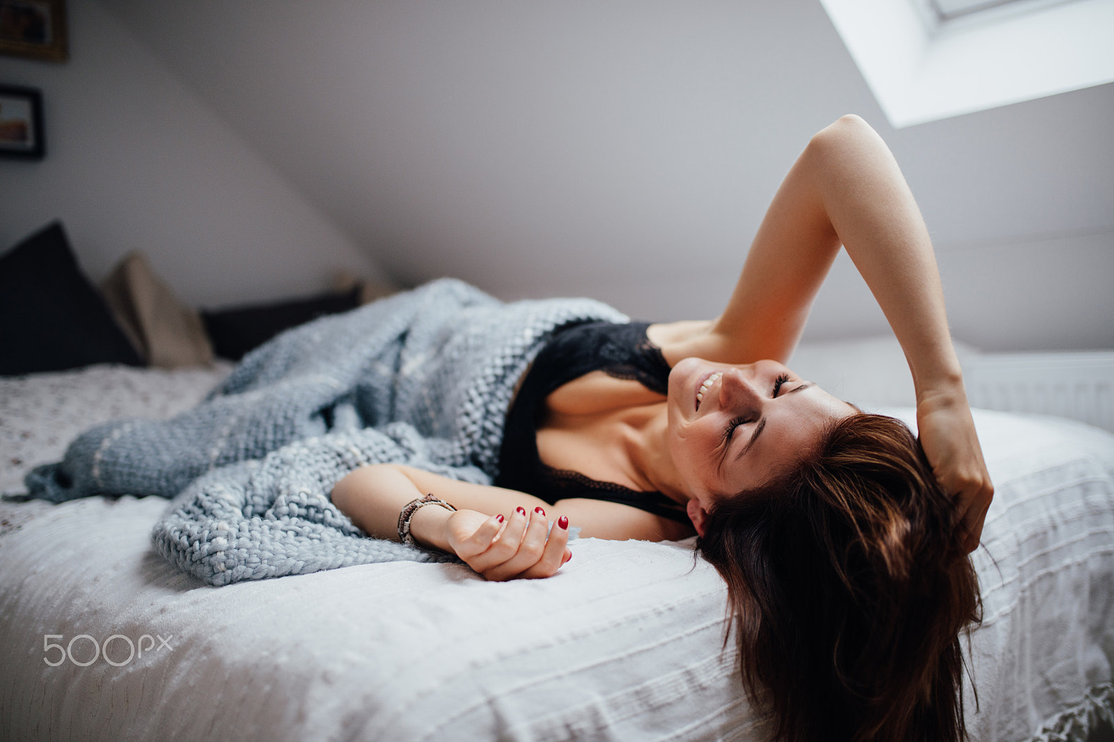 Canon EOS 5DS + Sigma 35mm F1.4 DG HSM Art sample photo. Young female adult laying relaxed on bed smiling photography