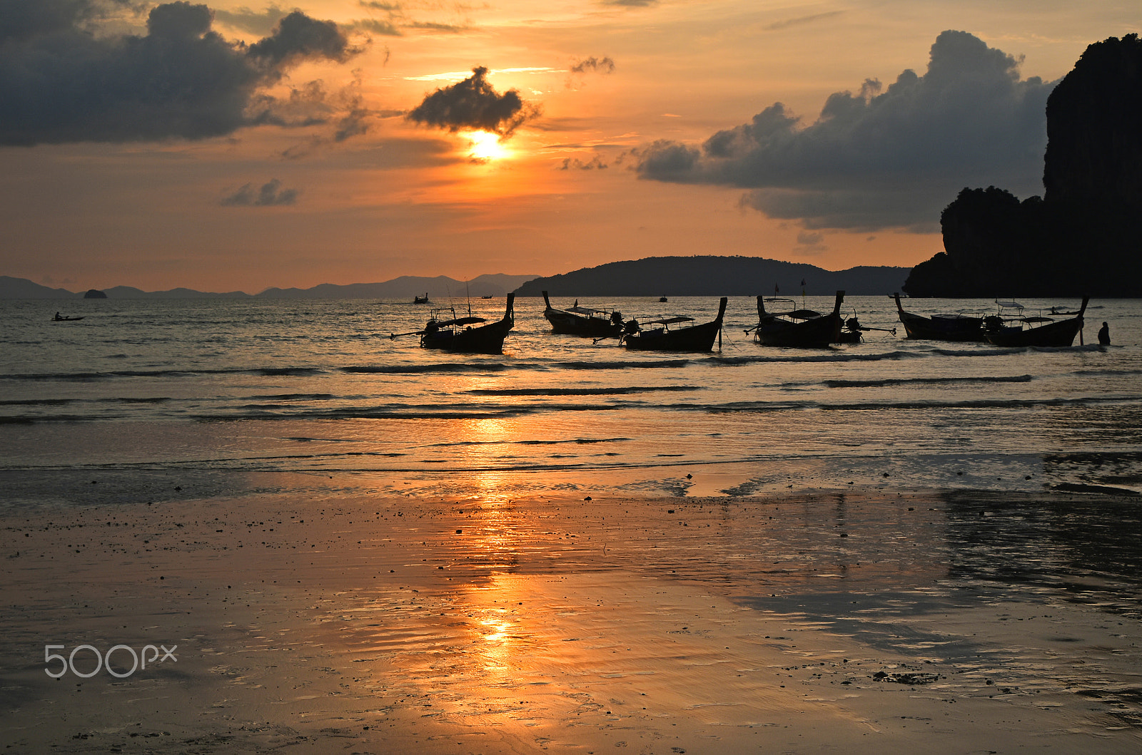 Nikon D5500 + Nikon AF-S DX Nikkor 18-300mm F3.5-6.3G ED VR sample photo. Sunset over sea beach with silhouettes of boats photography
