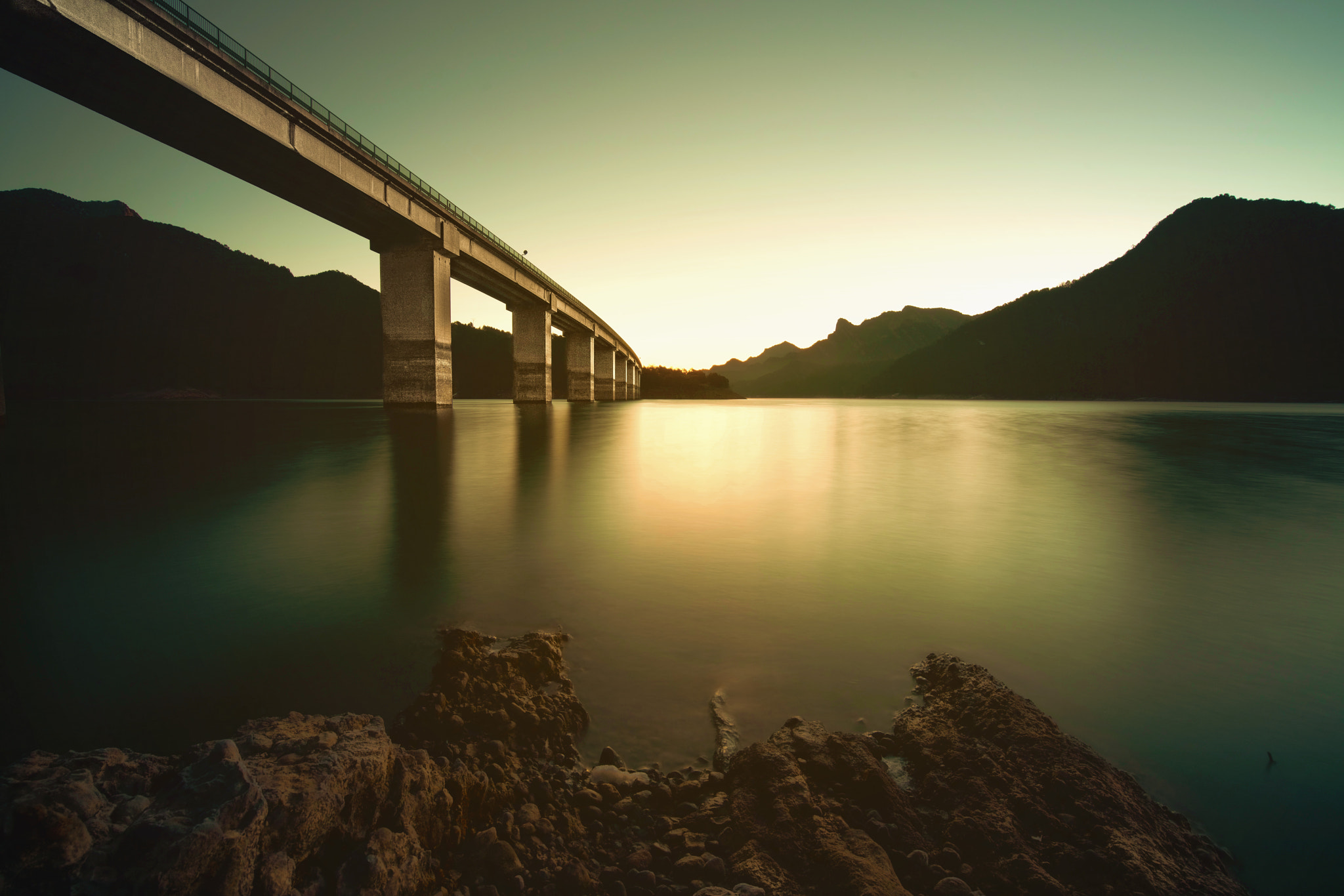 Sony a7R II + Sony Vario-Tessar T* FE 16-35mm F4 ZA OSS sample photo. Sunrise at pantà de la baells photography