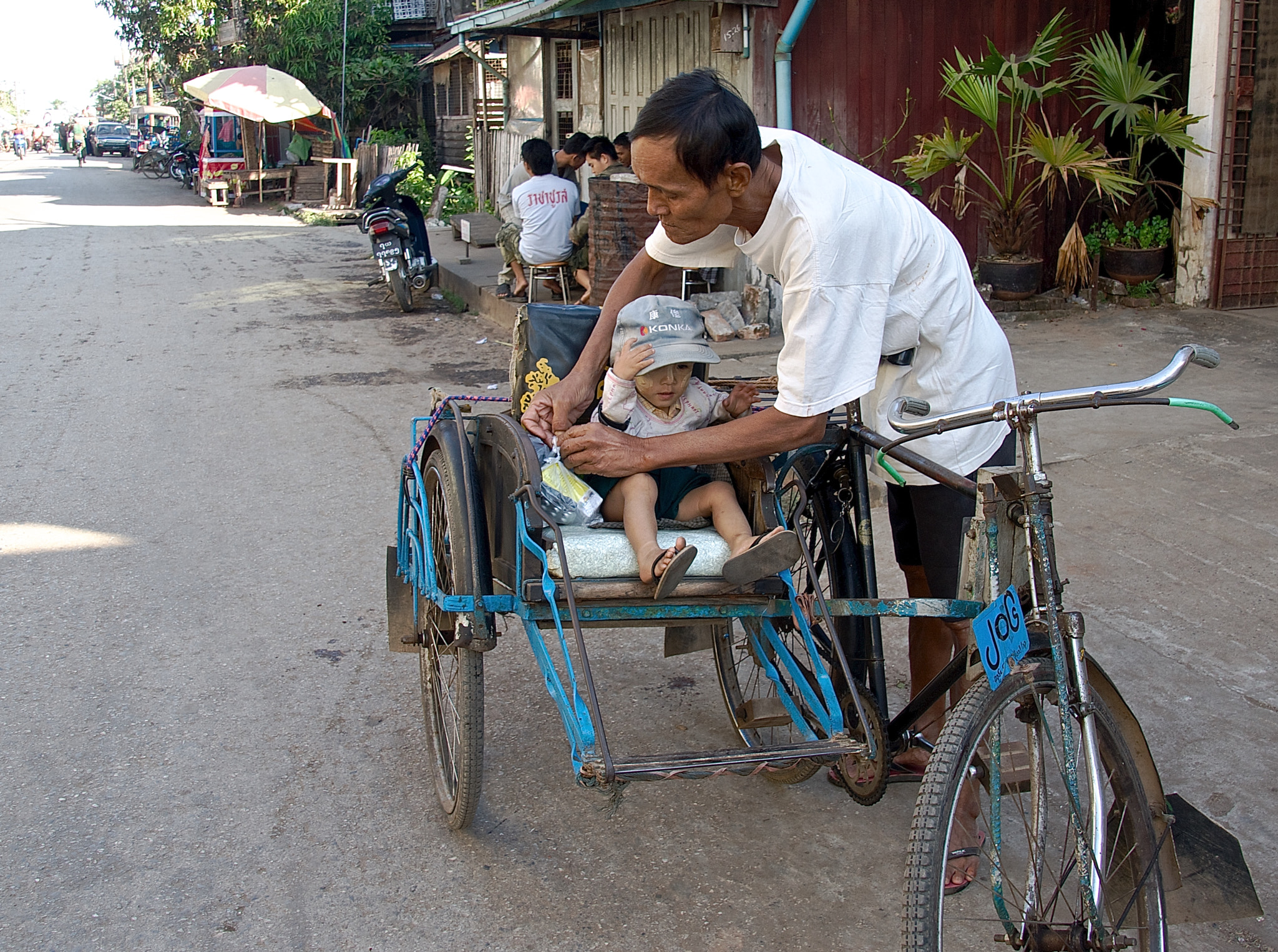 Sony SLT-A33 + Tamron 18-270mm F3.5-6.3 Di II PZD sample photo. Burma 93 (faces of burma) care photography