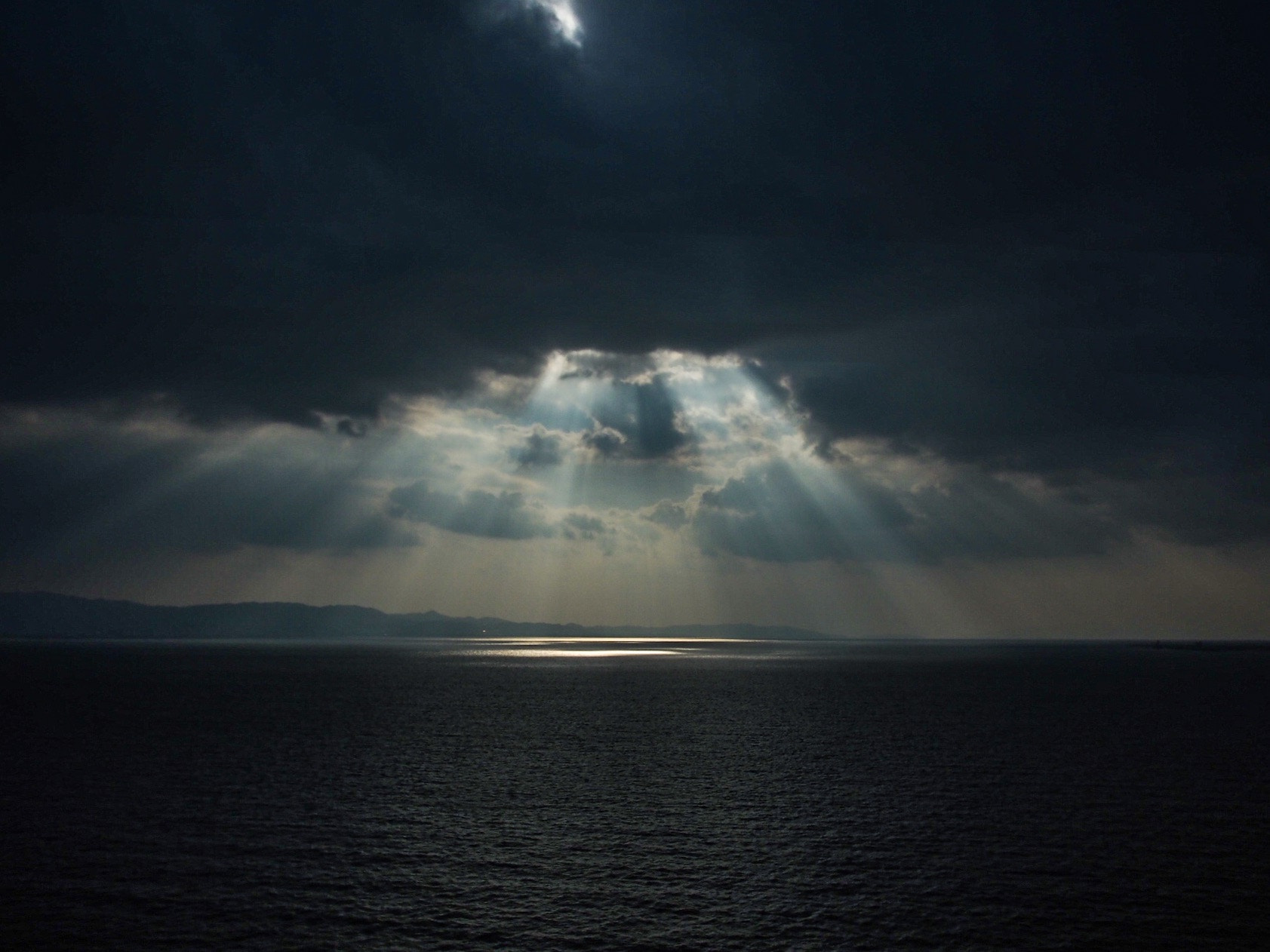 Olympus PEN E-P5 + OLYMPUS M.12mm F2.0 sample photo. Light shining onto the ocean. photography