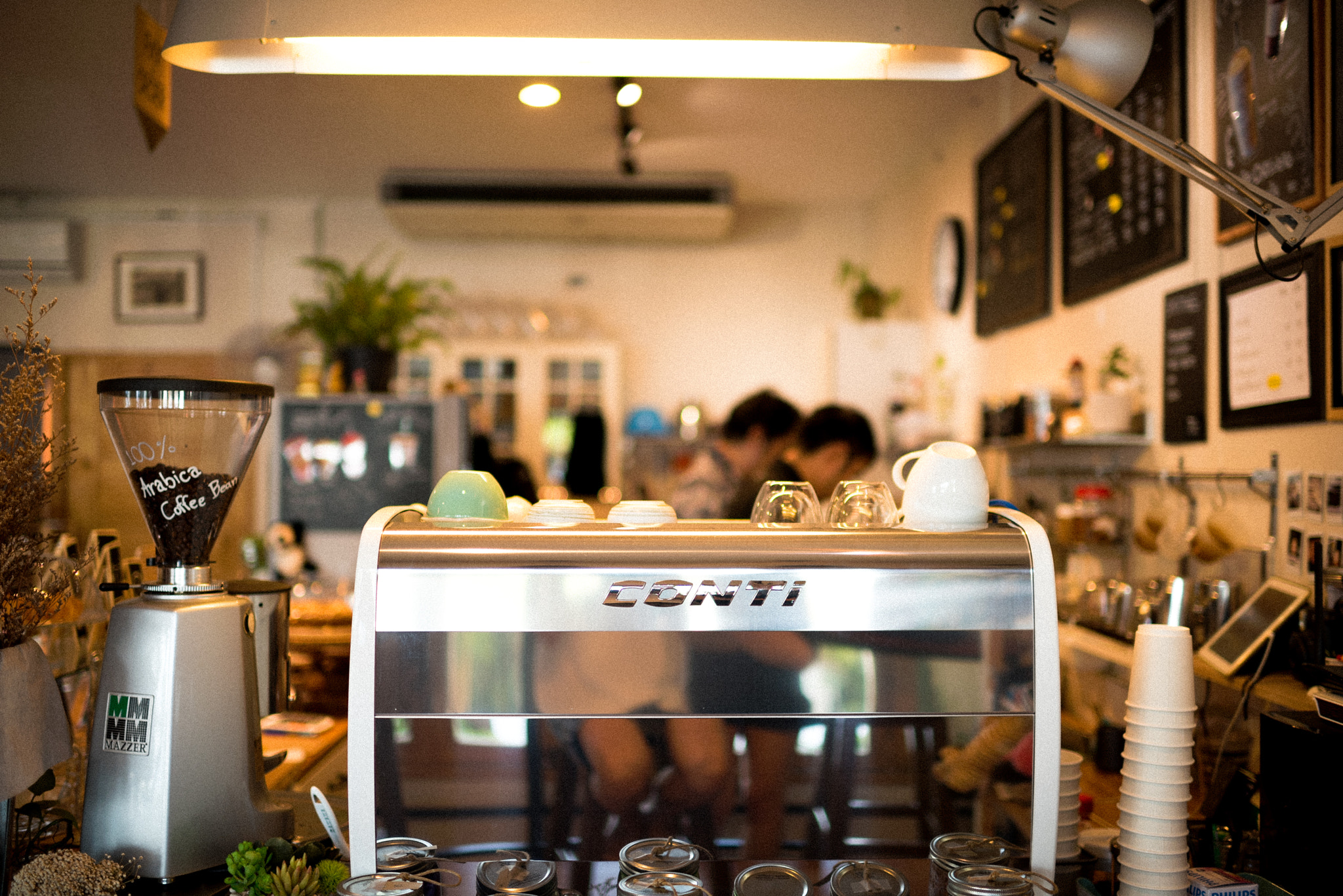 Nikon D810 + Nikon AF-S Nikkor 35mm F1.4G sample photo. Cozy cafe photography