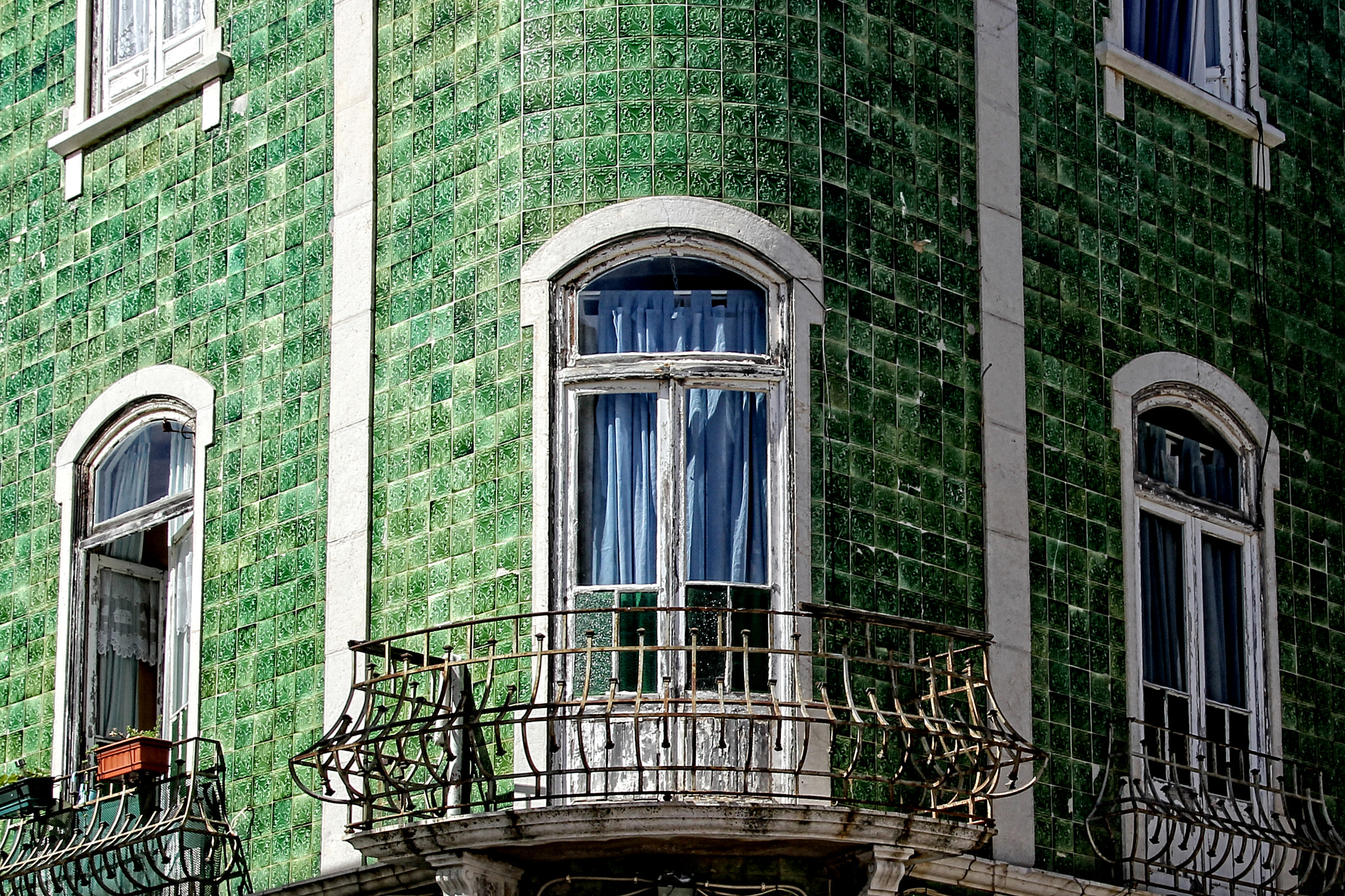 Canon EOS 550D (EOS Rebel T2i / EOS Kiss X4) sample photo. Balcony in green glazed stones photography