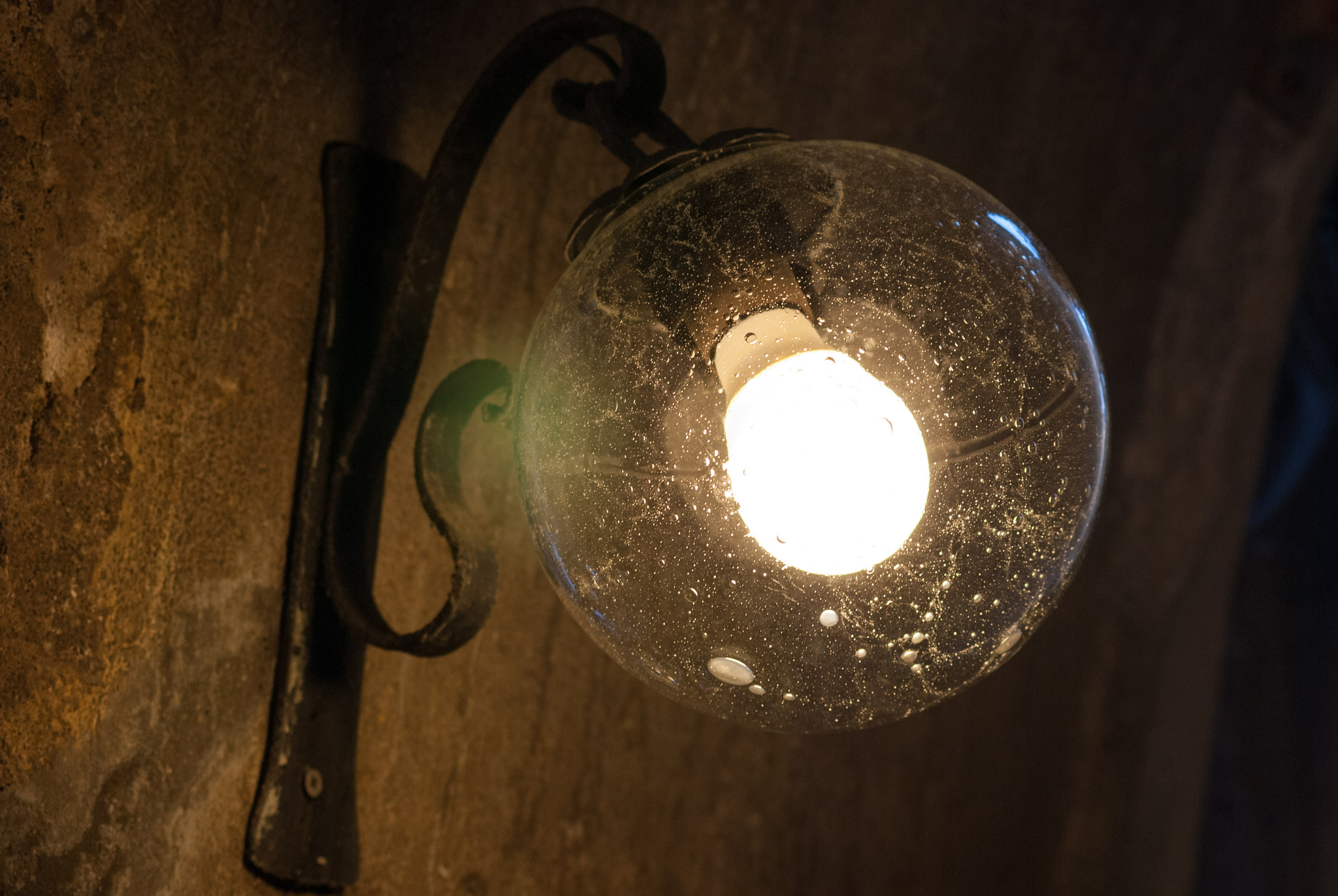 Sigma 70-300mm F4-5.6 APO DG Macro sample photo. Street light photography