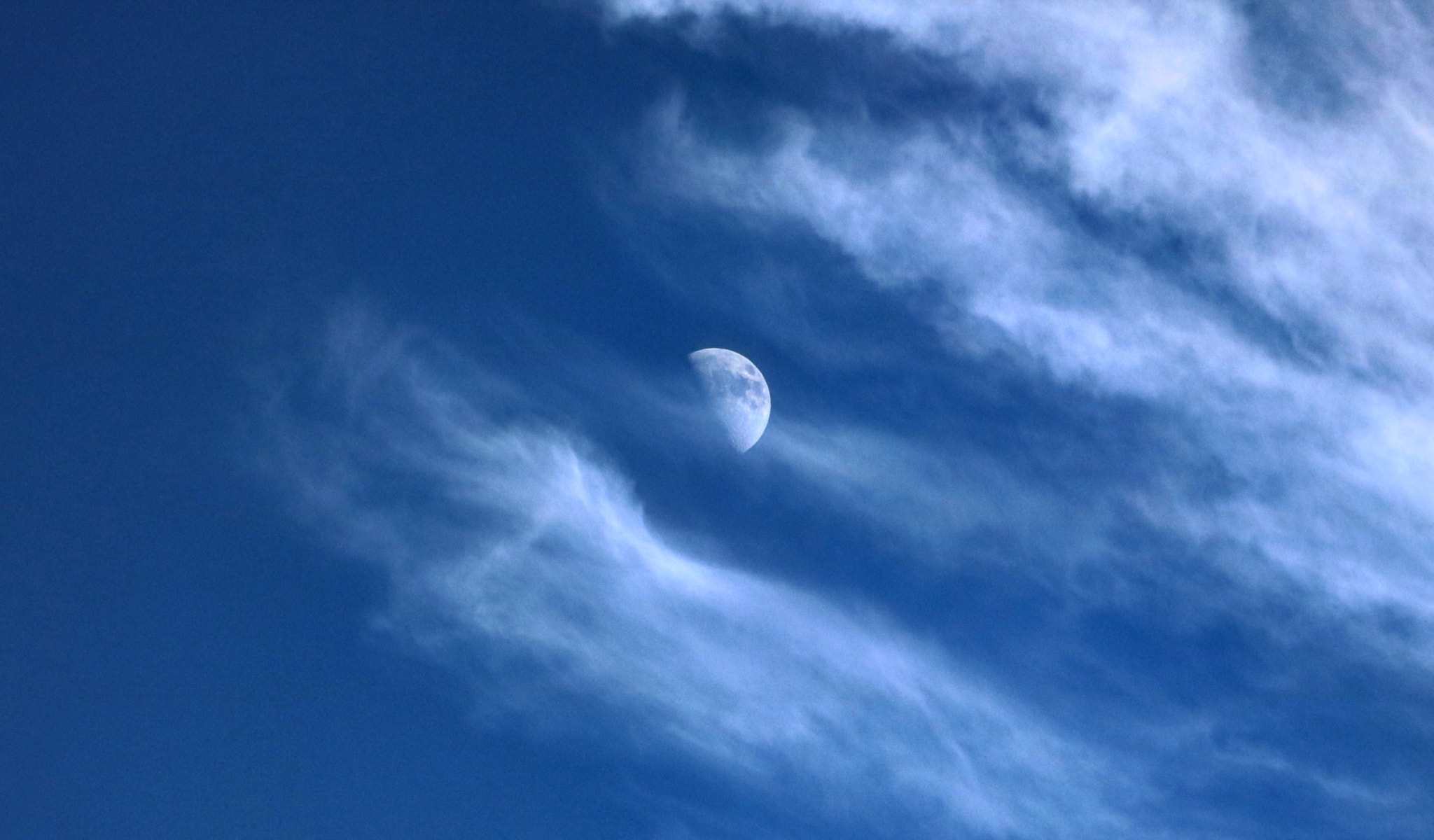 Canon EOS 750D (EOS Rebel T6i / EOS Kiss X8i) + Canon EF-S 55-250mm F4-5.6 IS STM sample photo. Today's moon photography