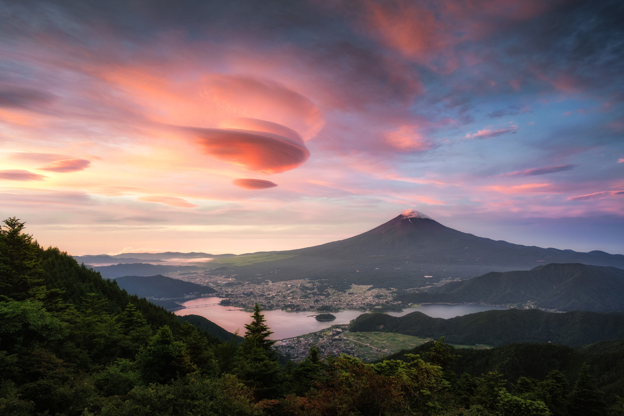 Fujifilm X-Pro2 + ZEISS Touit 12mm F2.8 sample photo. Summer lenticular cloud photography