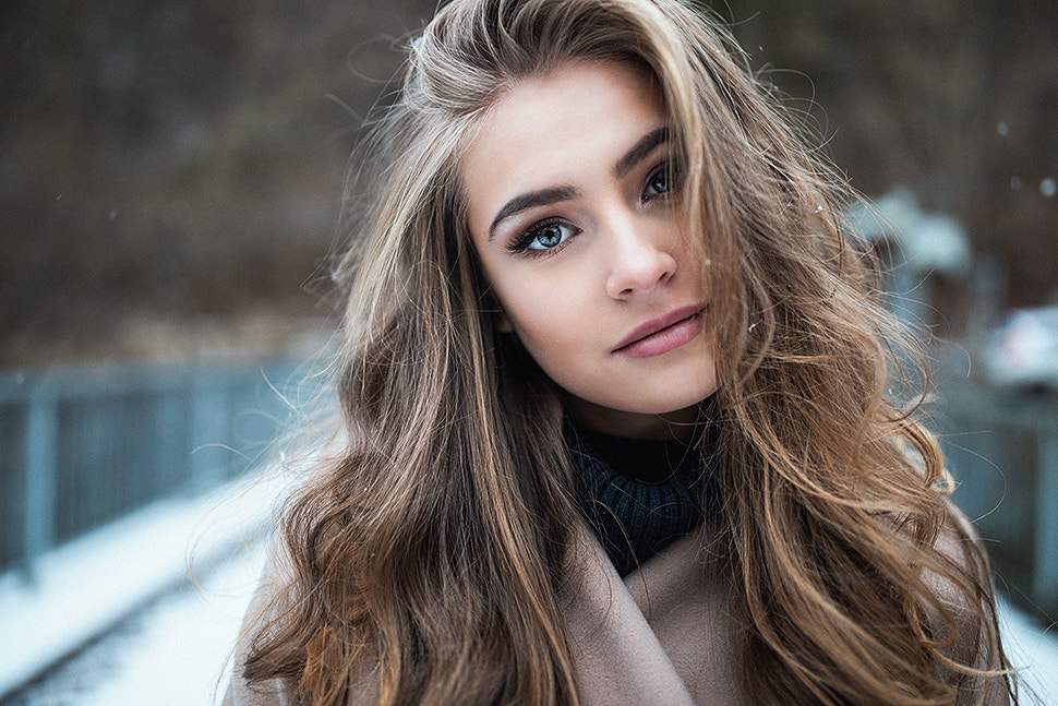 Canon EF 35mm F1.4L II USM sample photo. Winterportrait photography