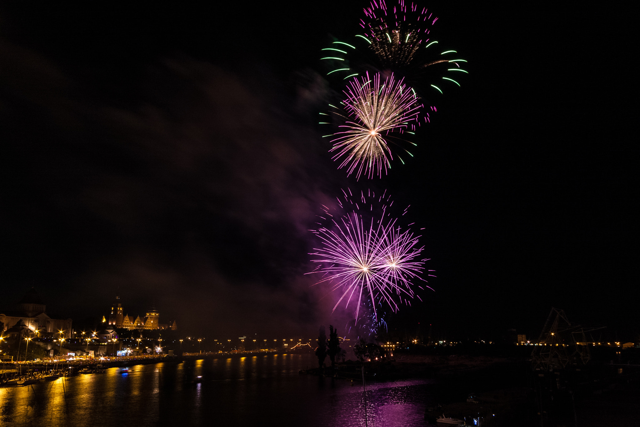 Canon EOS 40D + Sigma 10-20mm F4-5.6 EX DC HSM sample photo. Fireworks festival photography