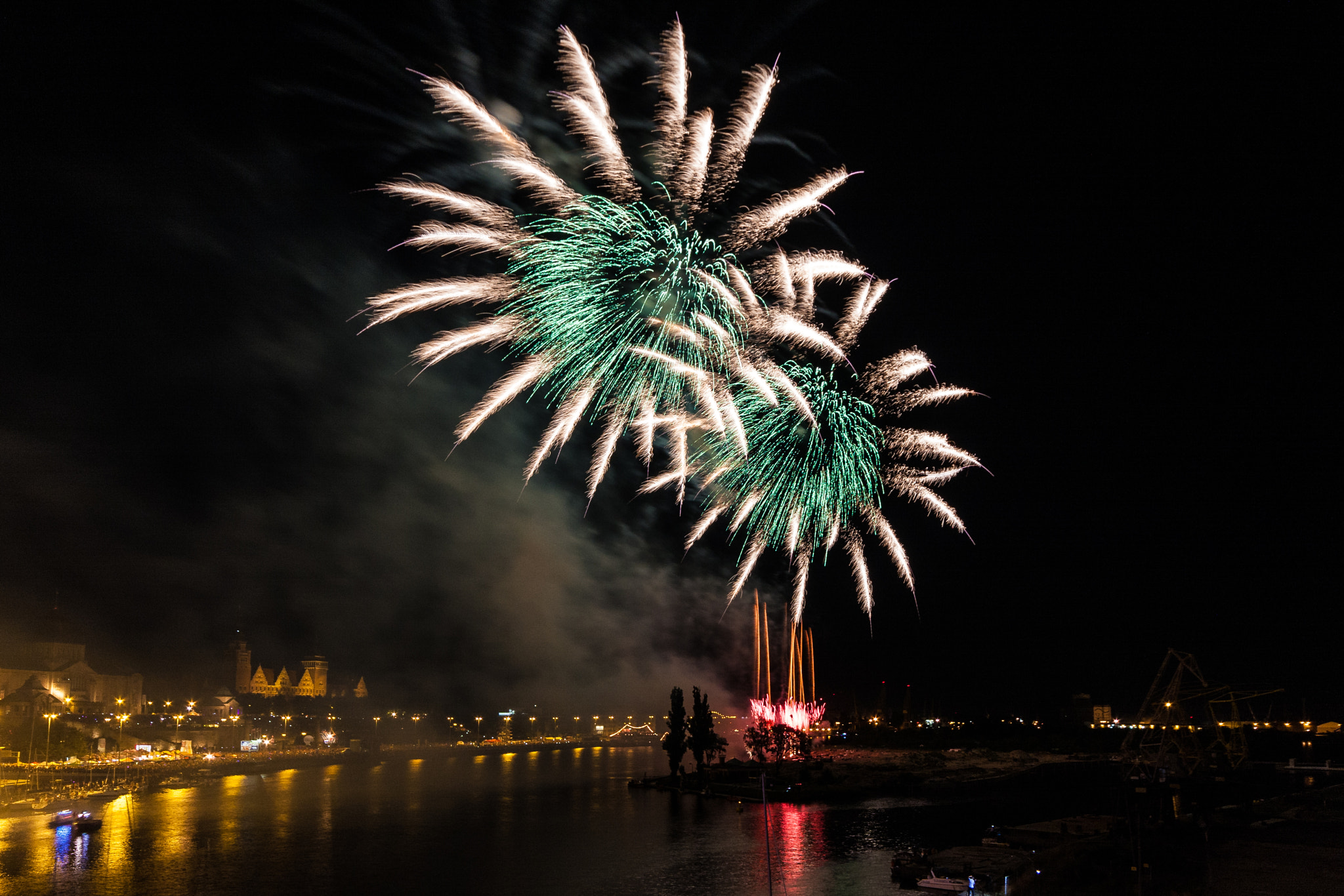 Canon EOS 40D + Sigma 10-20mm F4-5.6 EX DC HSM sample photo. Fireworks festival ii photography