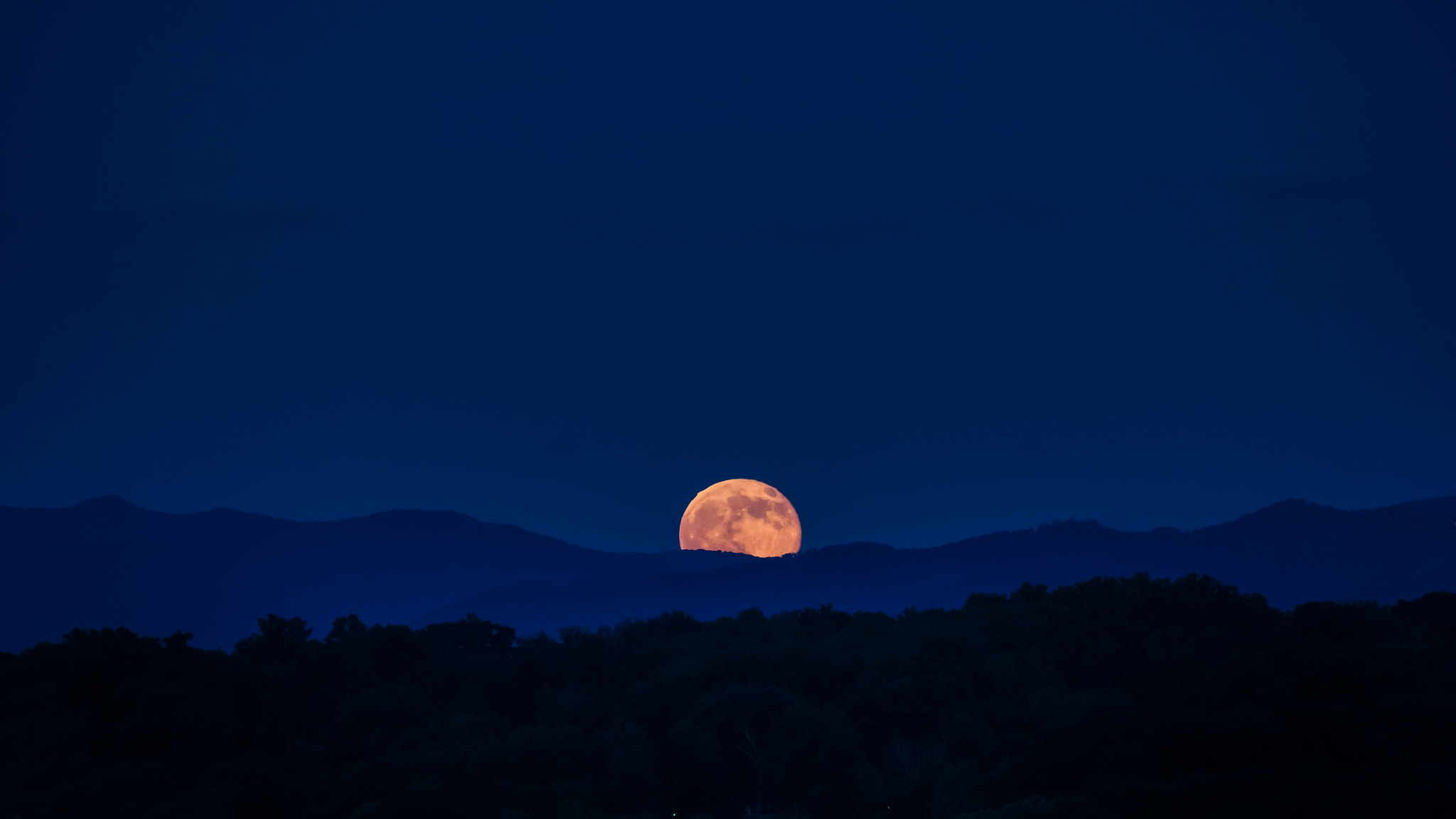 Sony Alpha NEX-7 + Sony E 55-210mm F4.5-6.3 OSS sample photo. Blue hour supermoon photography