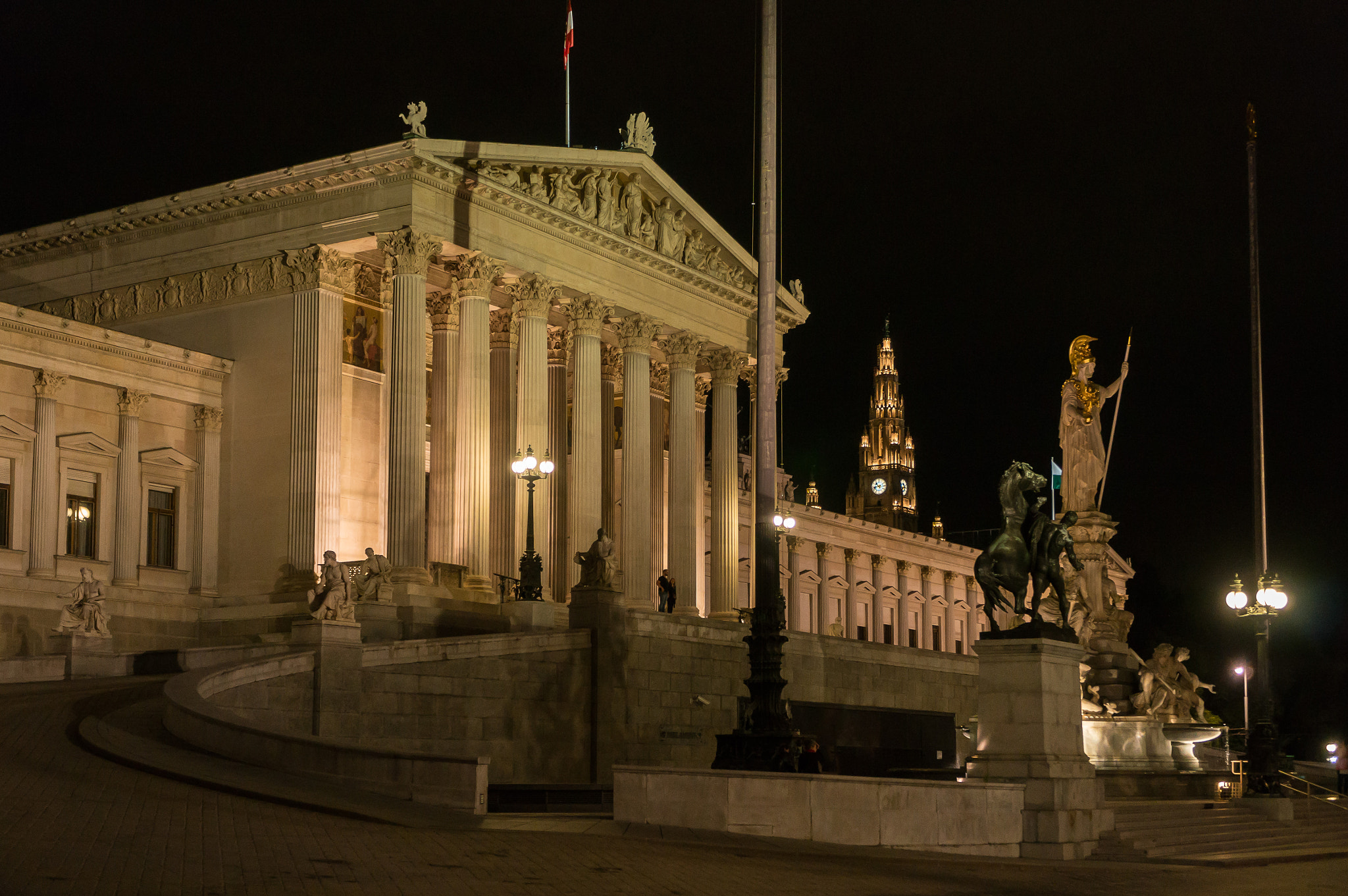 Sony Alpha NEX-6 + Sony E PZ 18-105mm F4 G OSS sample photo. Parlament am abend photography