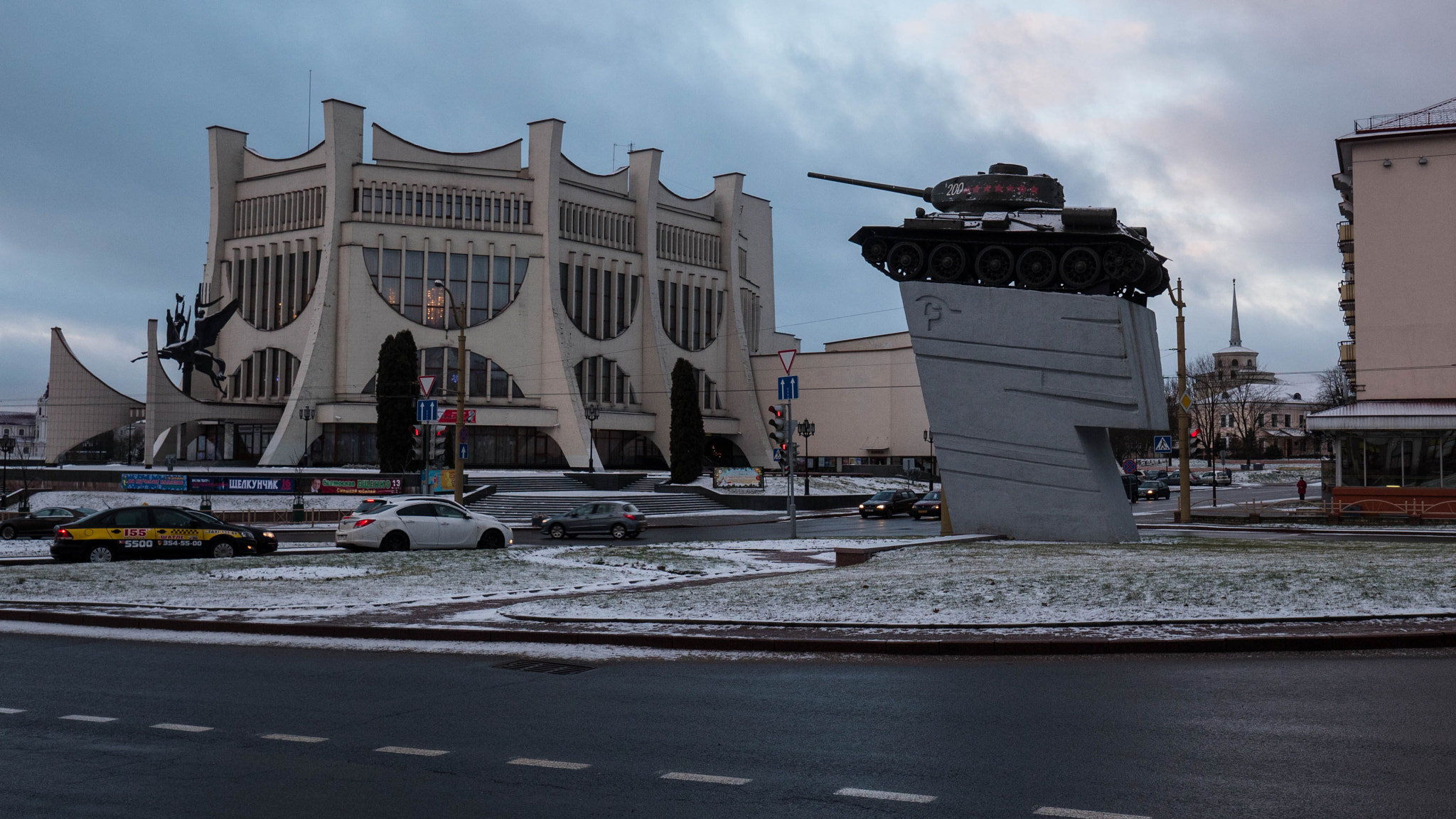 Panasonic Lumix DMC-GH4 + Olympus M.Zuiko Digital ED 7-14mm F2.8 PRO sample photo. Liberation memorial (t-34/85 tank) grodno photography