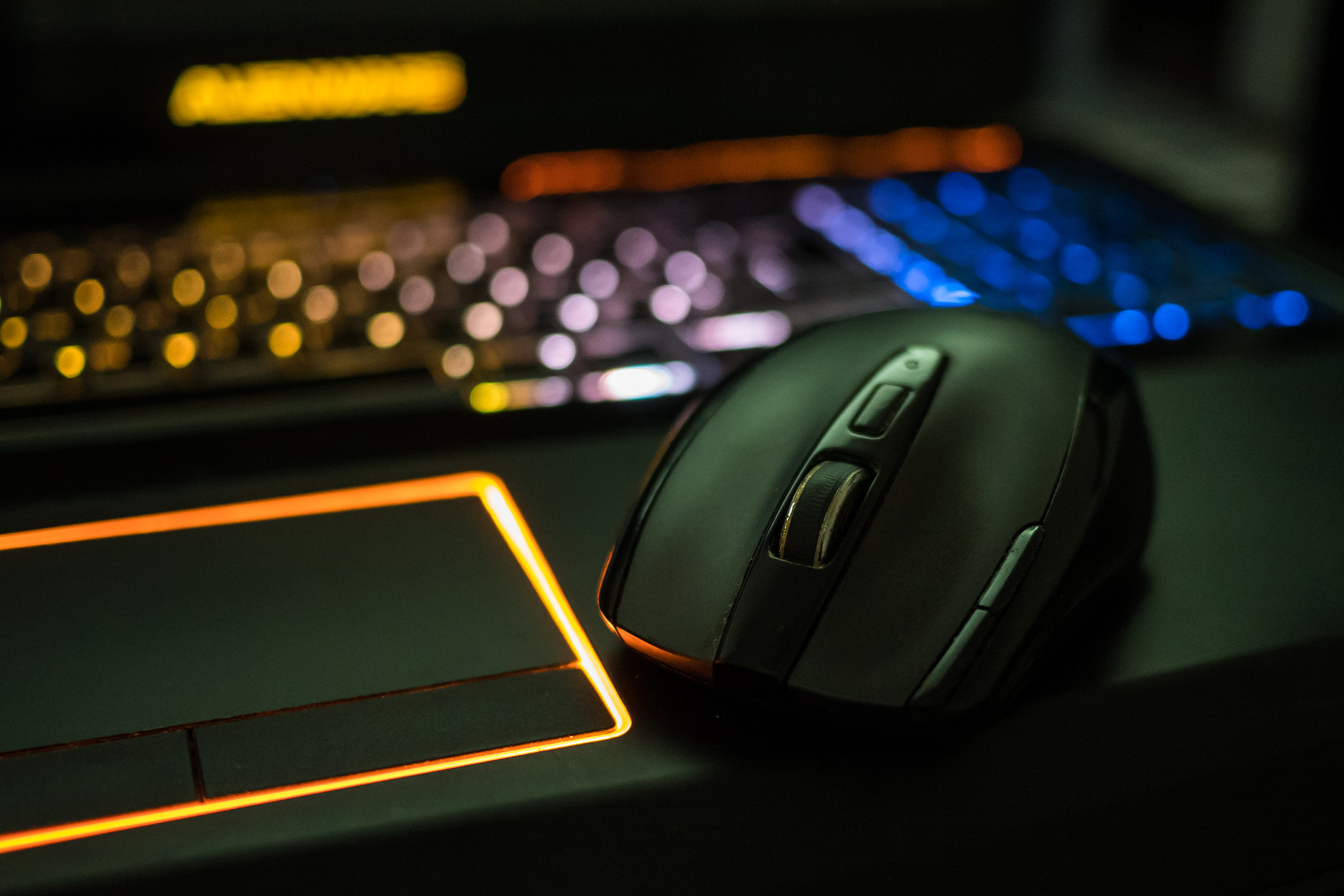 Panasonic Lumix DMC-GX85 (Lumix DMC-GX80 / Lumix DMC-GX7 Mark II) + LUMIX G 20/F1.7 II sample photo. The mouse & the trackpad photography