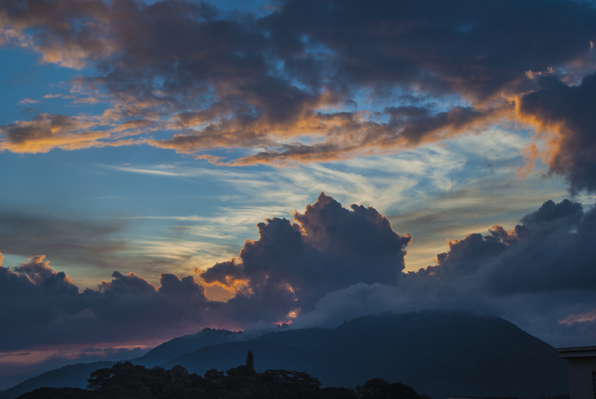 Sony Alpha DSLR-A200 + Minolta AF 28-105mm F3.5-4.5 [New] sample photo. Amanecer el salvador photography