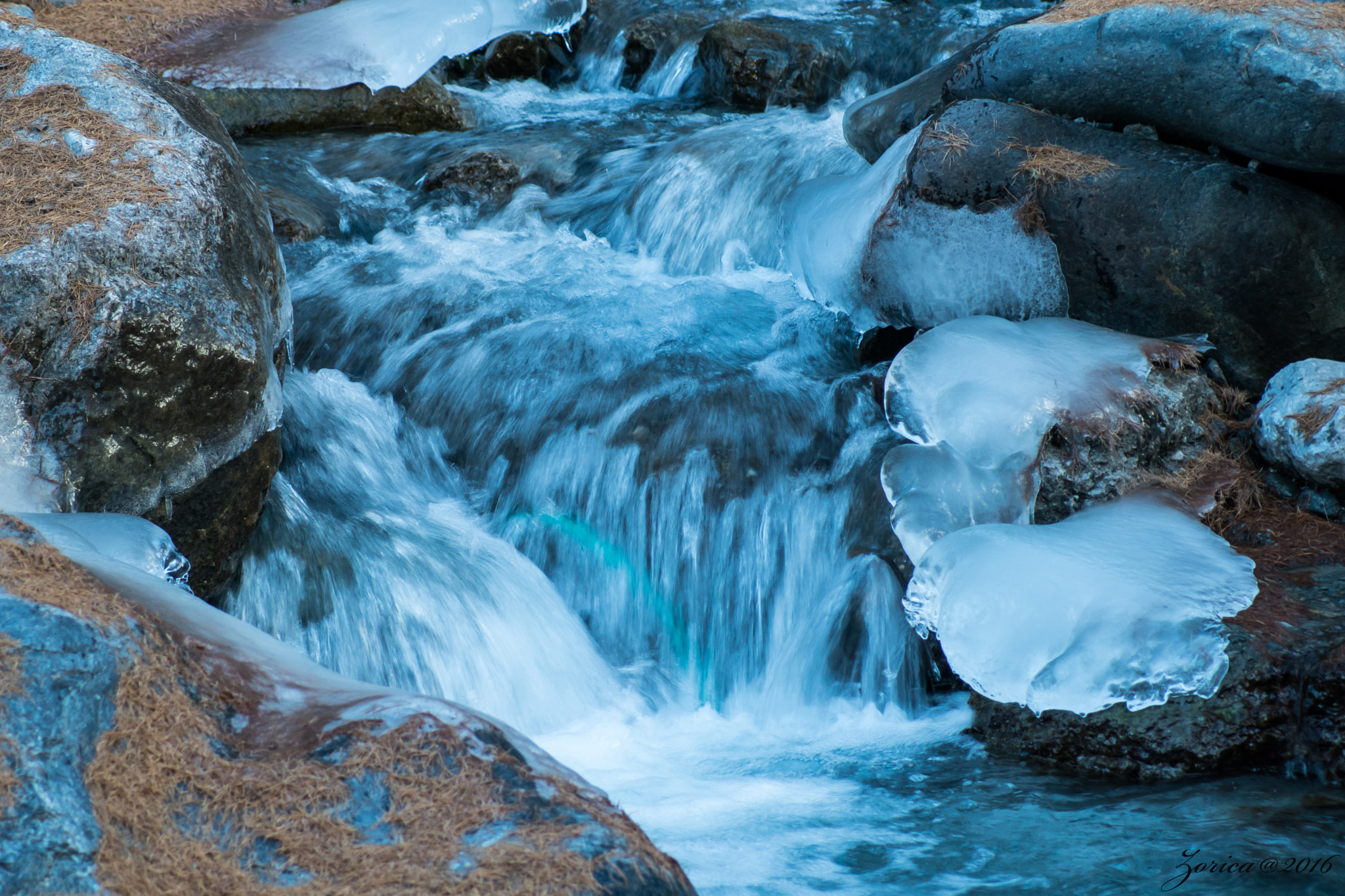 Sony 75-300mm F4.5-5.6 sample photo. Blue water photography