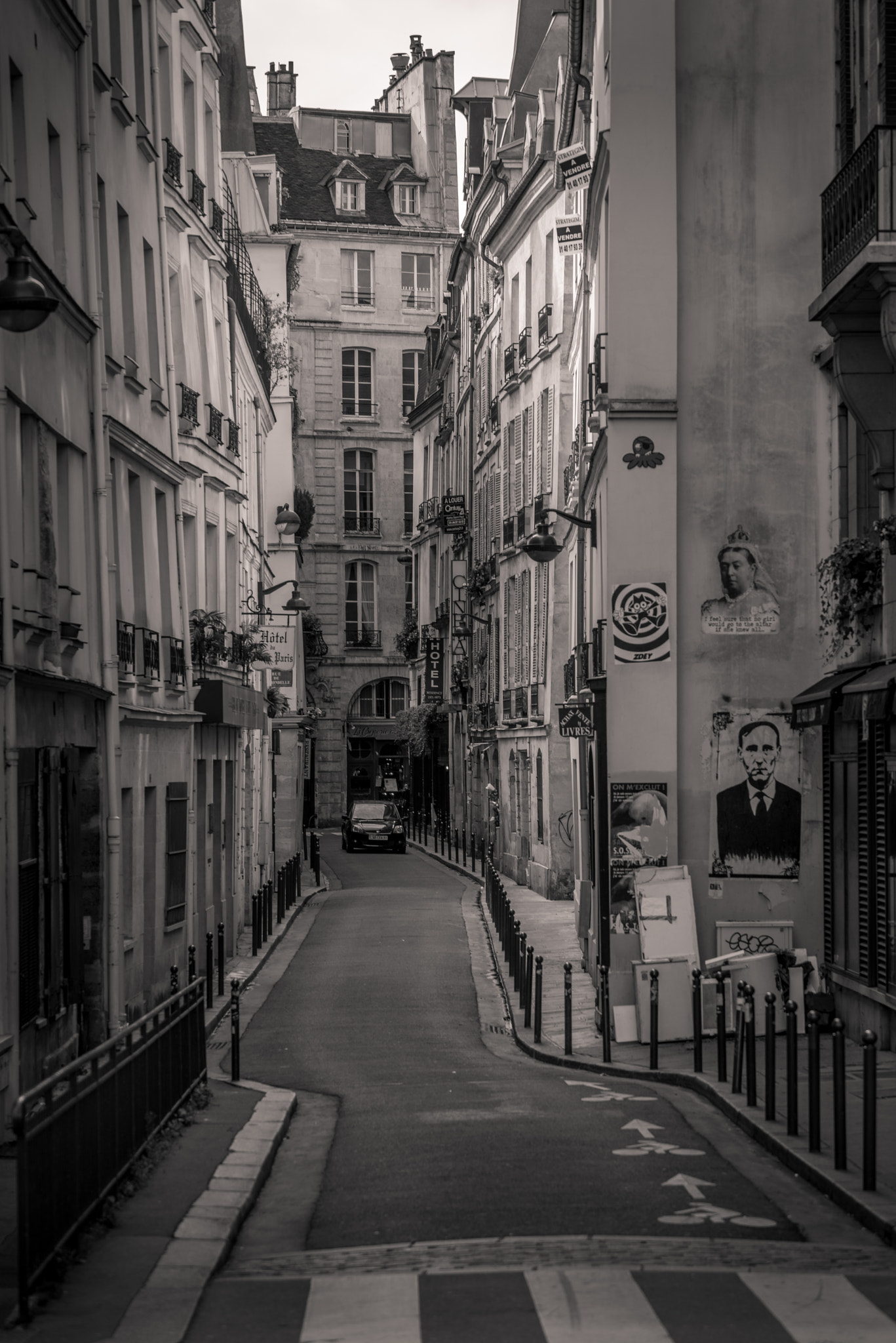 Sony a7R + Sony FE 70-300mm F4.5-5.6 G OSS sample photo. Streets of paris photography