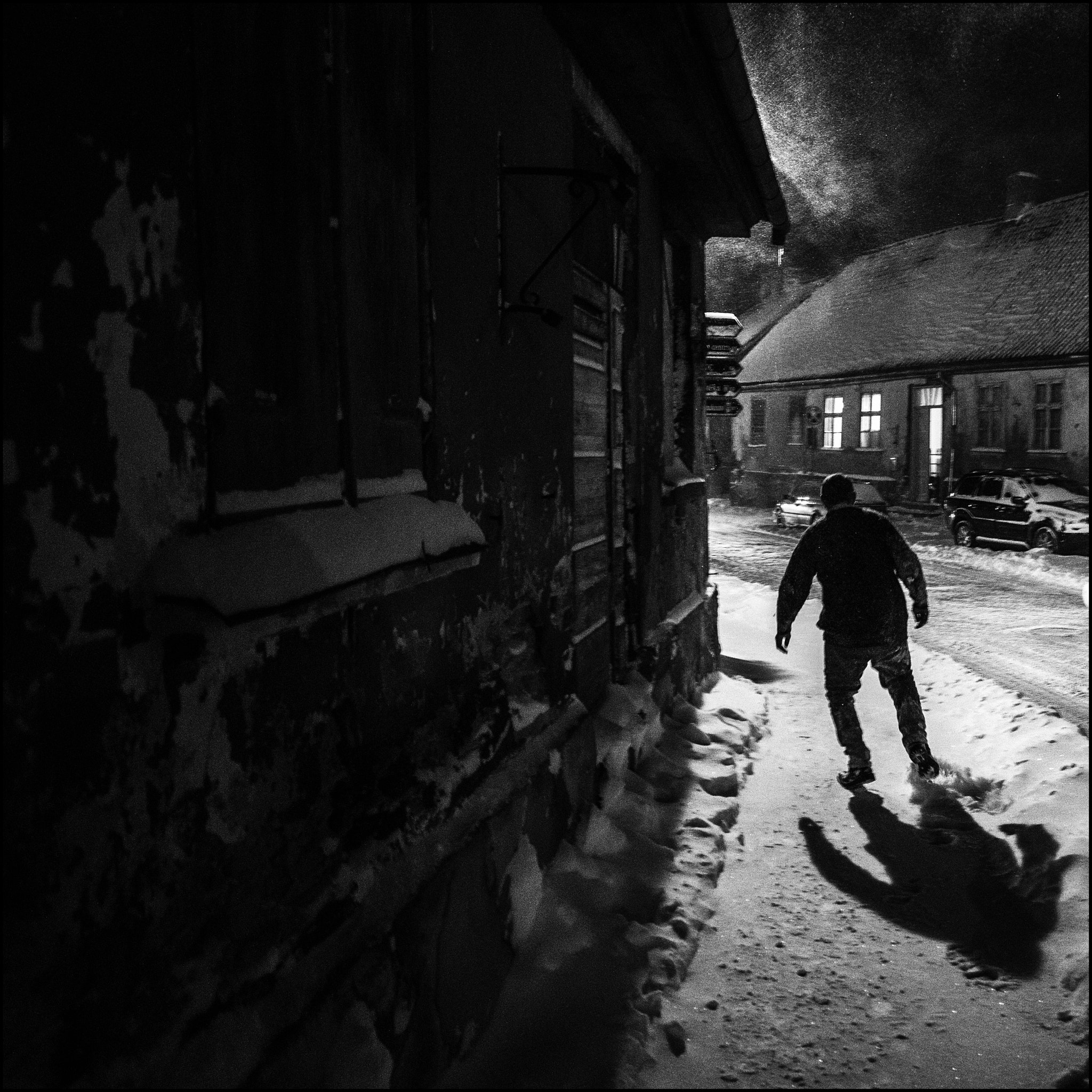 Canon EF 24mm F2.8 IS USM sample photo. Drinker and snowstorm photography
