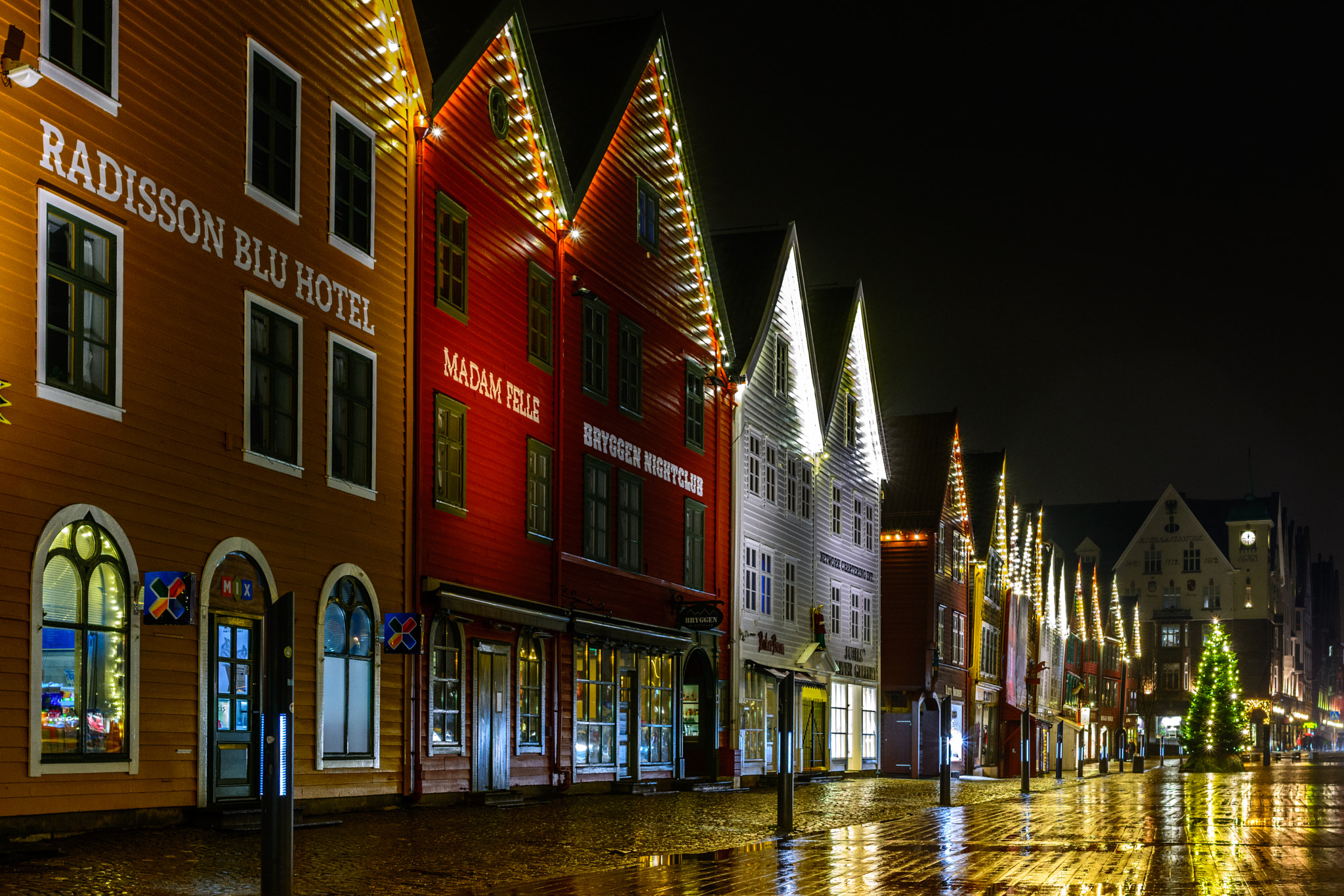 Nikon D7100 + Nikon AF-S Nikkor 28mm F1.8G sample photo. Bryggen in bergen photography