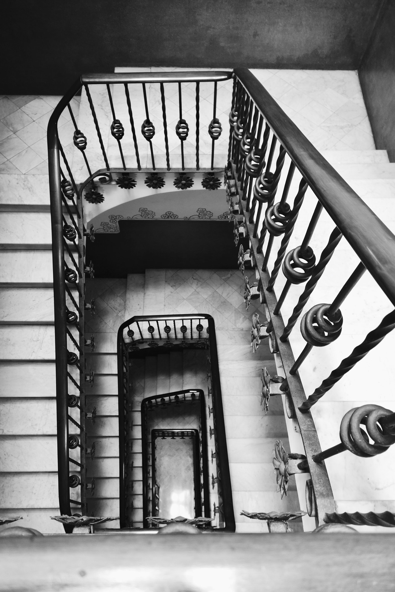 Sony Cyber-shot DSC-RX100 + Sony 28-100mm F1.8-4.9 sample photo. Staircase photography