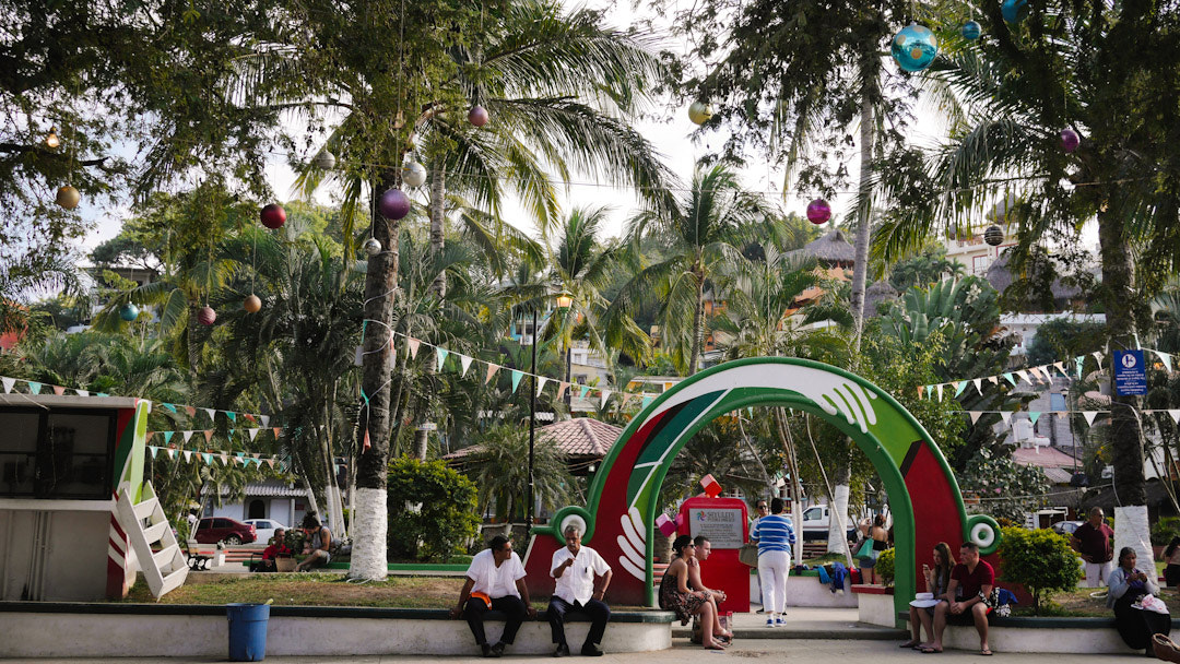 Panasonic Lumix DMC-GH3 + Panasonic Lumix G 20mm F1.7 ASPH sample photo. Placita navideña.  4 de enero 2017. sayulita nayarit.  #navidad #esferas #invierno photography