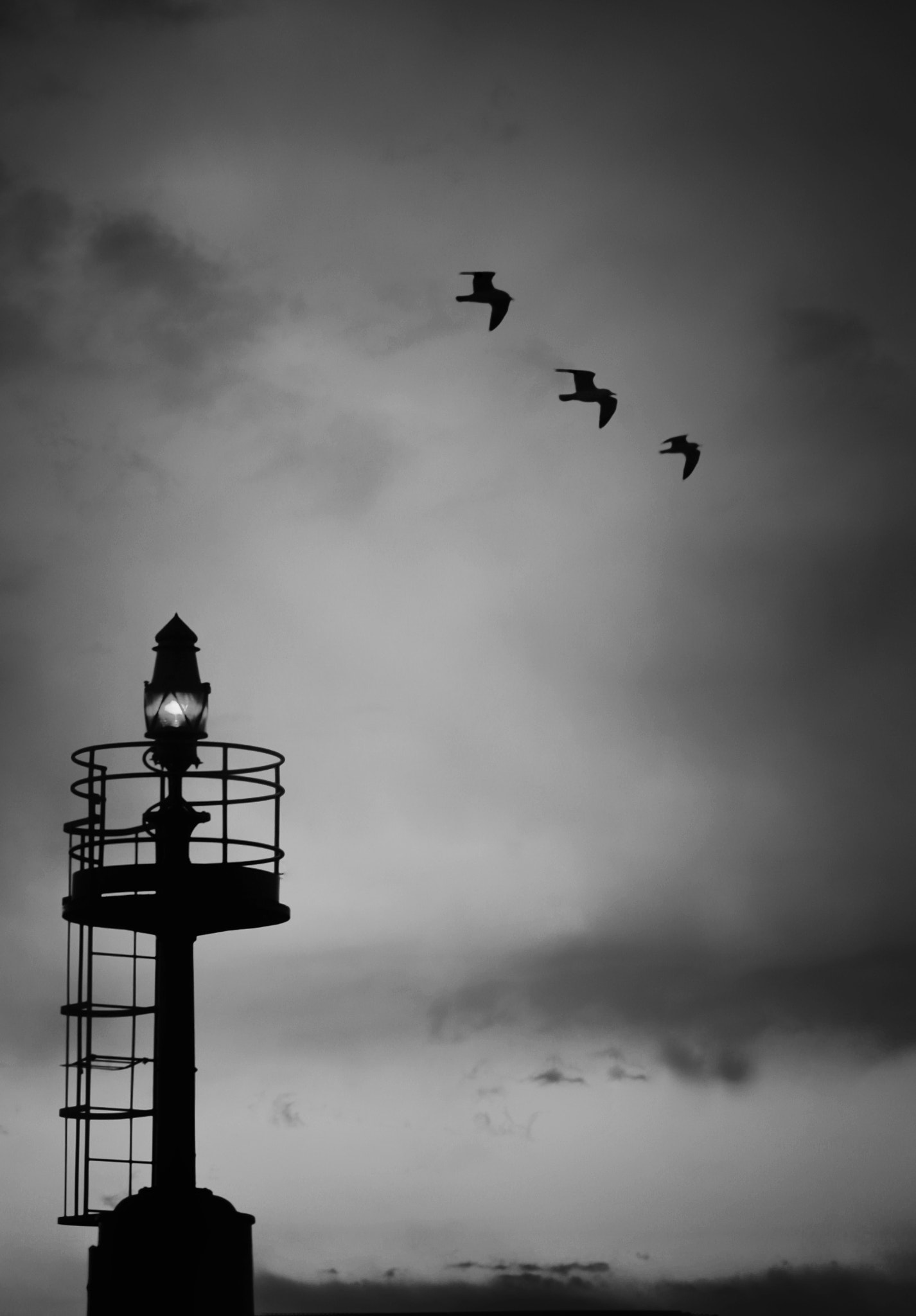 Canon EOS 400D (EOS Digital Rebel XTi / EOS Kiss Digital X) sample photo. Lighthouse in black photography