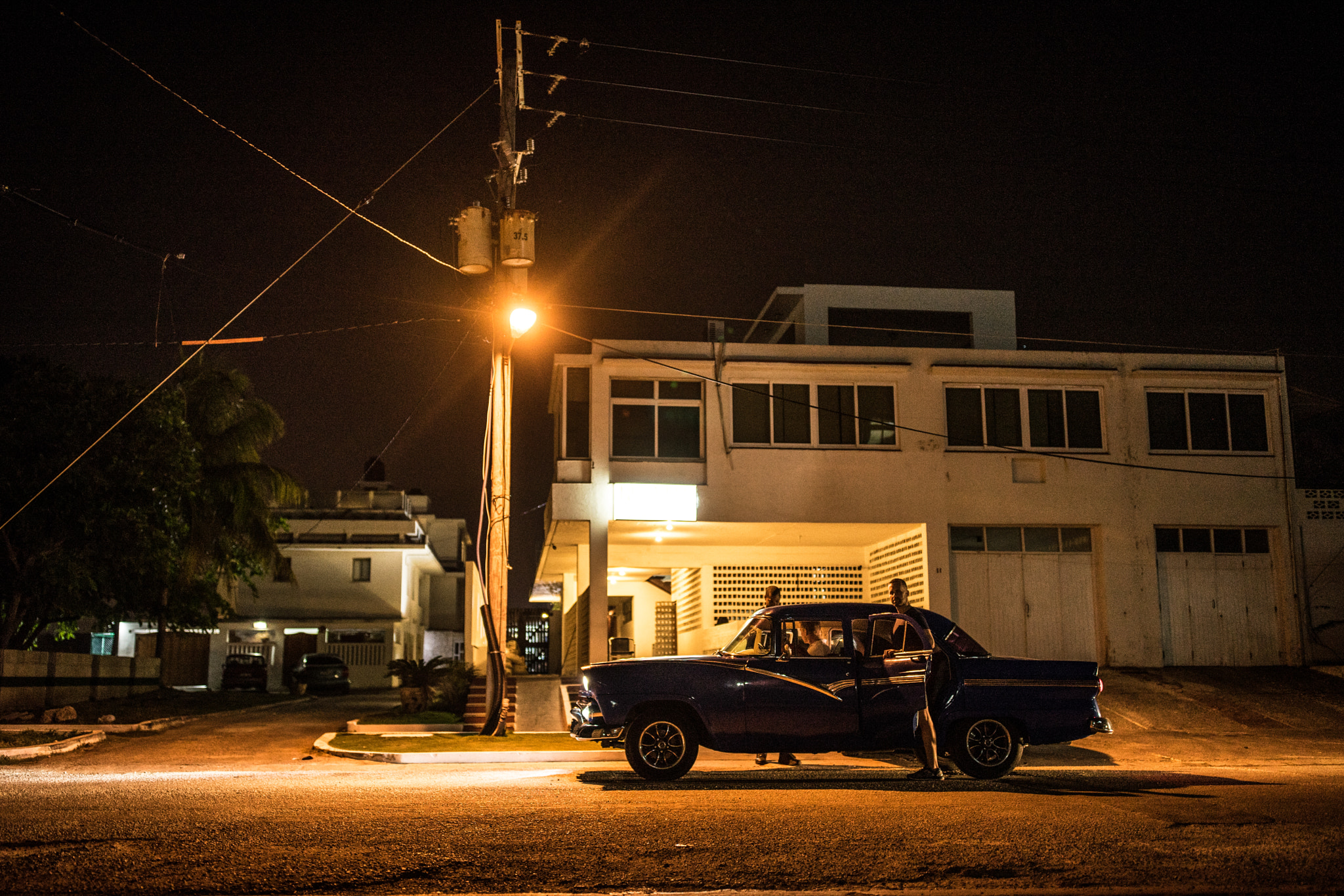 Sony a7 II + Canon EF 35mm F1.4L II USM sample photo. Street lamp taxi photography