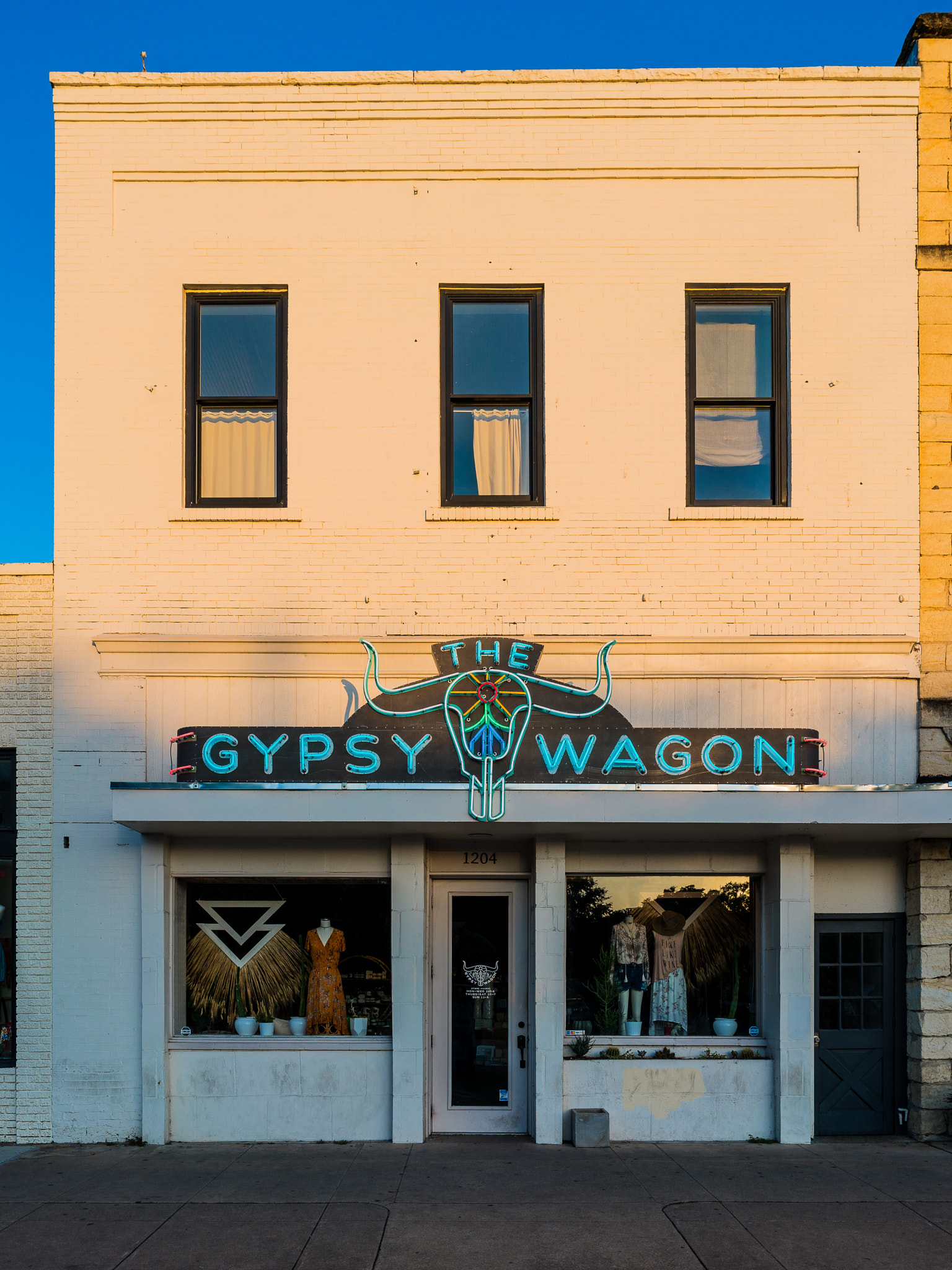 E 21mm F2.8 sample photo. The gypsy wagon photography