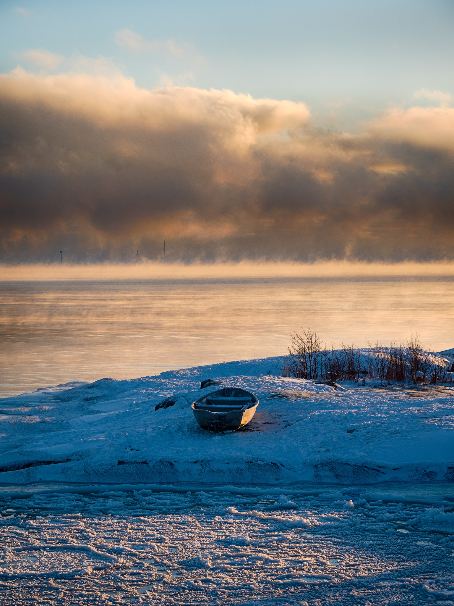 LUMIX G VARIO 12-60/F3.5-5.6 sample photo. A boat in the cold photography