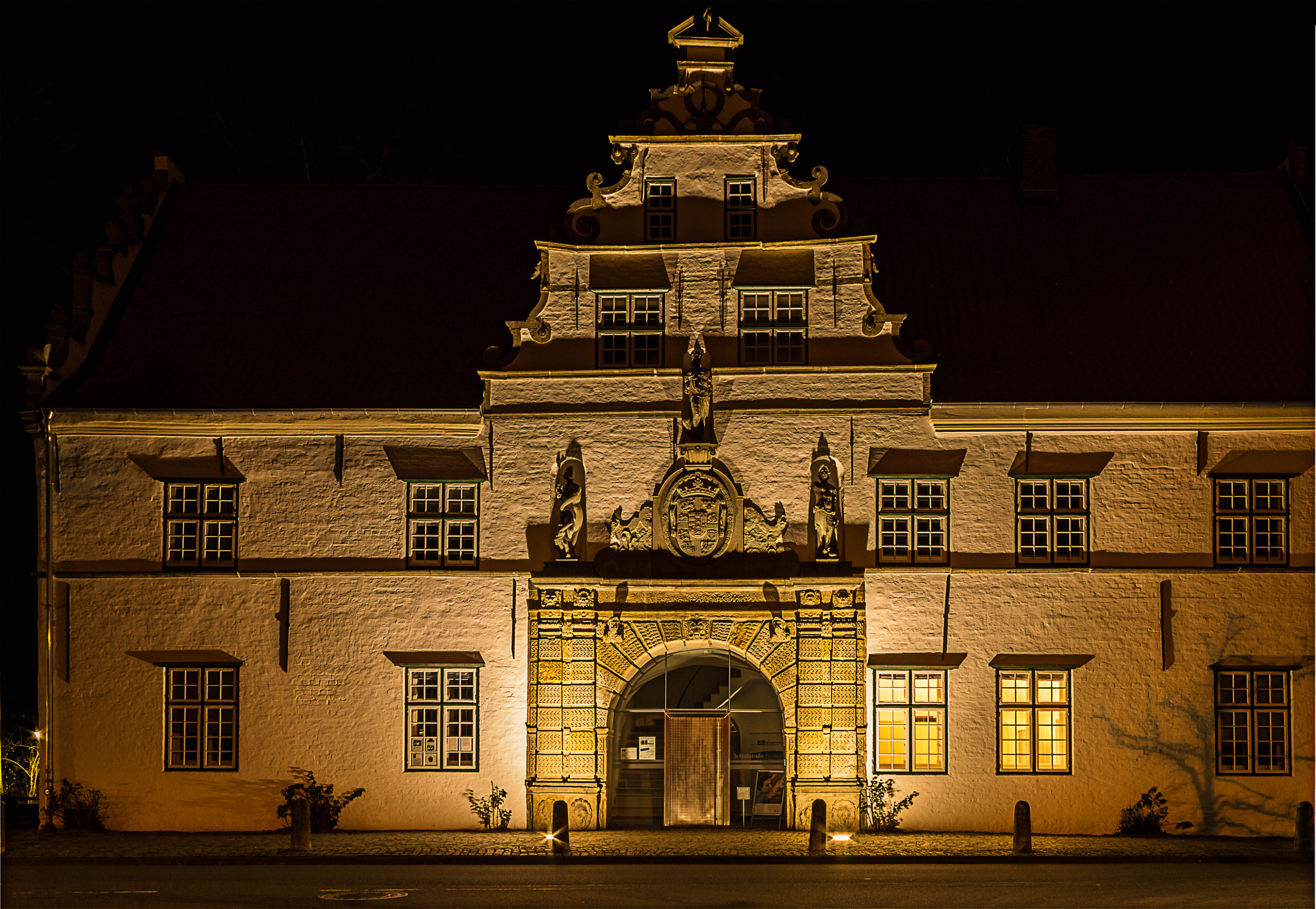 Canon EF-S 18-55mm F3.5-5.6 III sample photo. Schloß vor husum torhaus bei nacht photography