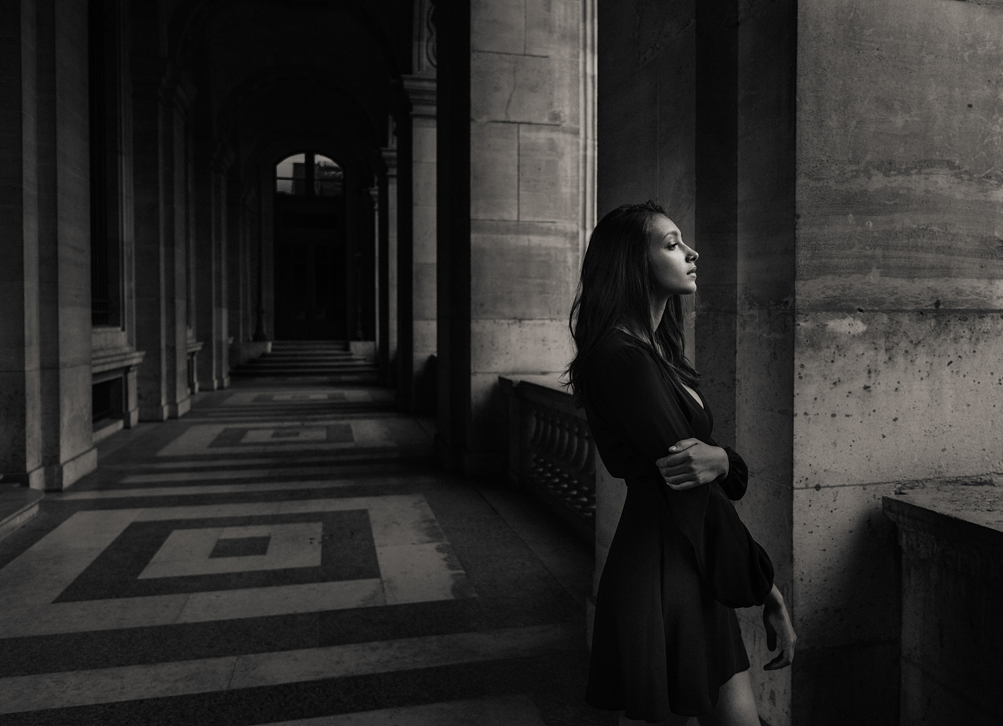 Canon EF 16-35mm F4L IS USM sample photo. Beautiful woman at louvre - paris.tif photography
