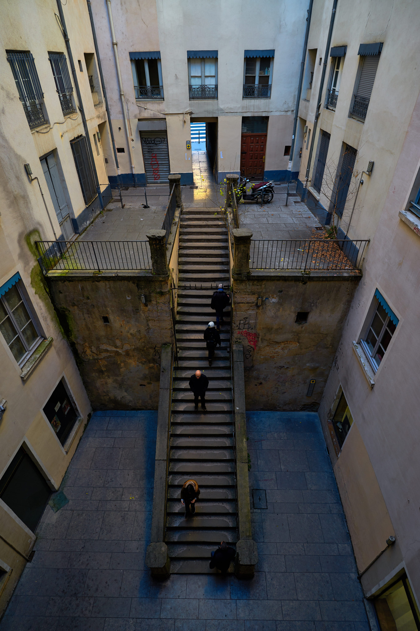 ZEISS Batis 18mm F2.8 sample photo. Cour des voraces photography