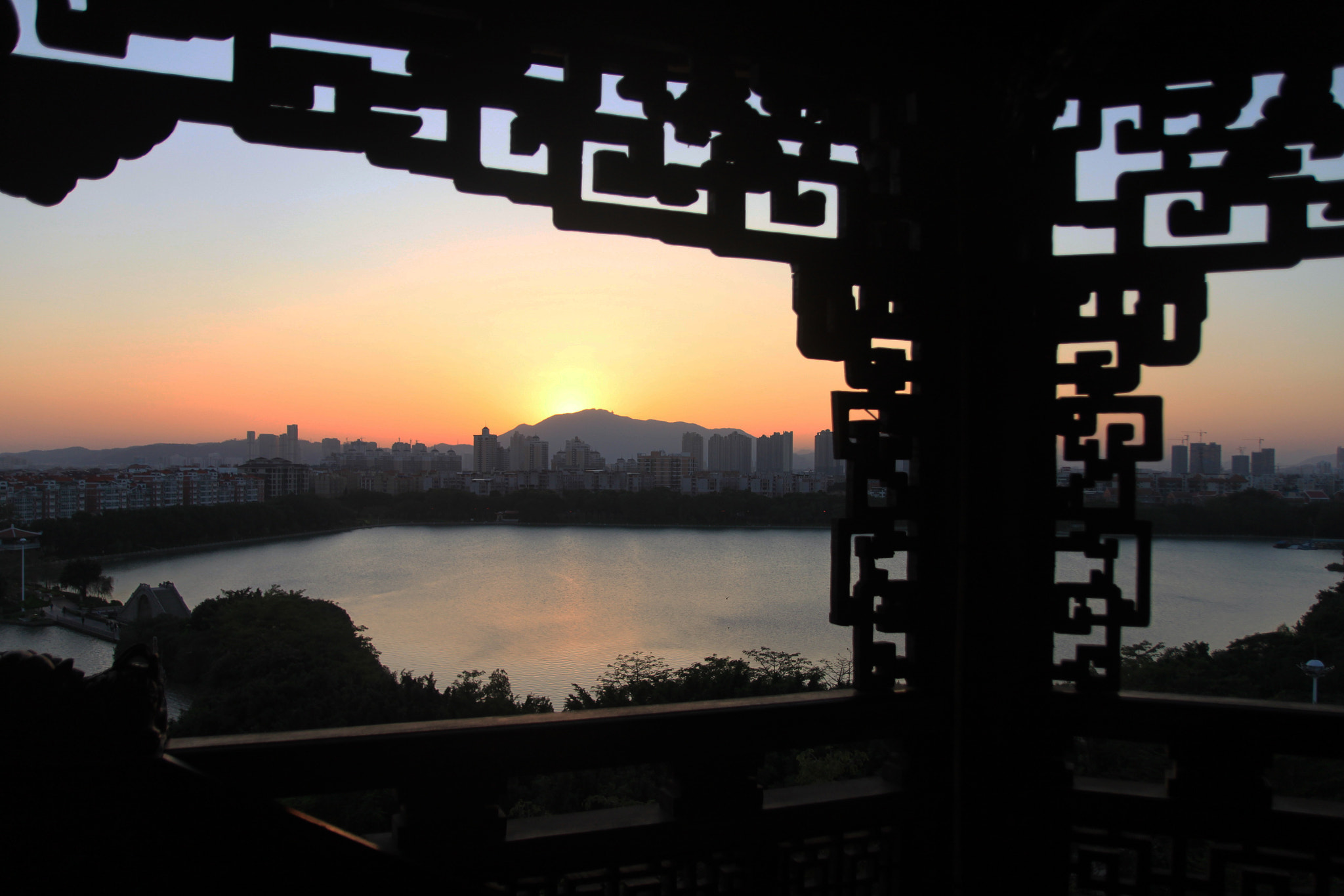 Canon EF-S 17-55mm F2.8 IS USM sample photo. Tasting the sunset photography