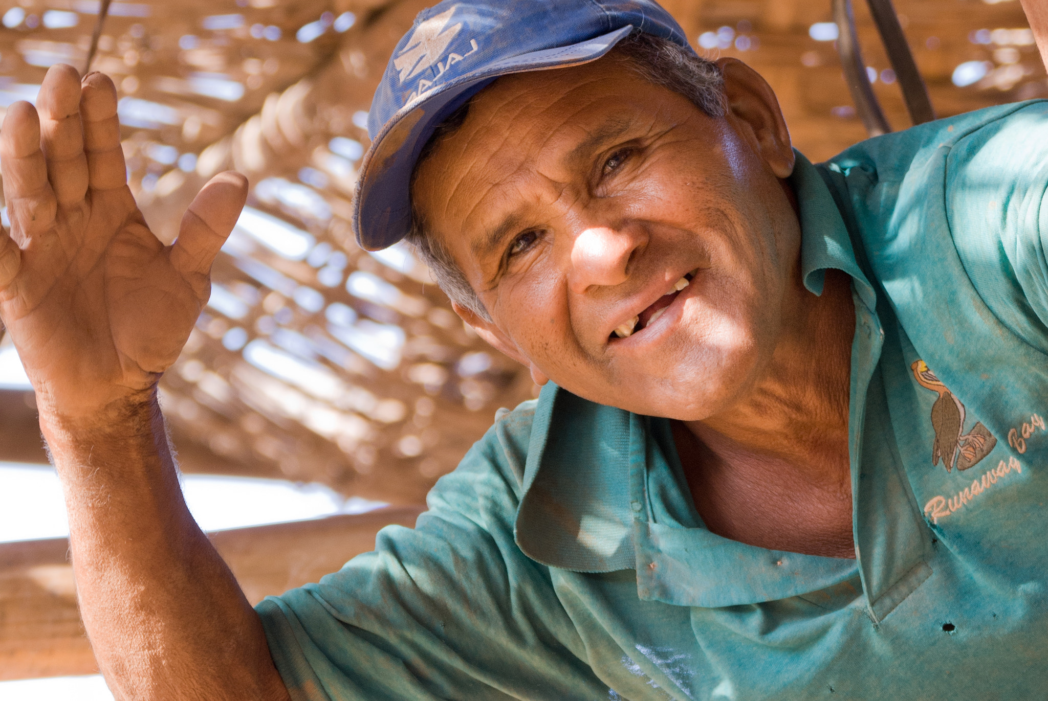 Sony Alpha DSLR-A300 + Sony 70-300mm F4.5-5.6 G SSM sample photo. Peruvian worker photography