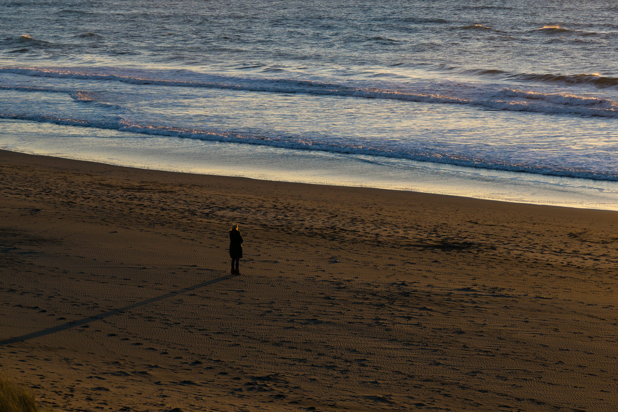 Sony a6000 + Sony Vario Tessar T* FE 24-70mm F4 ZA OSS sample photo. Woman watching sunset at ocean beach photography