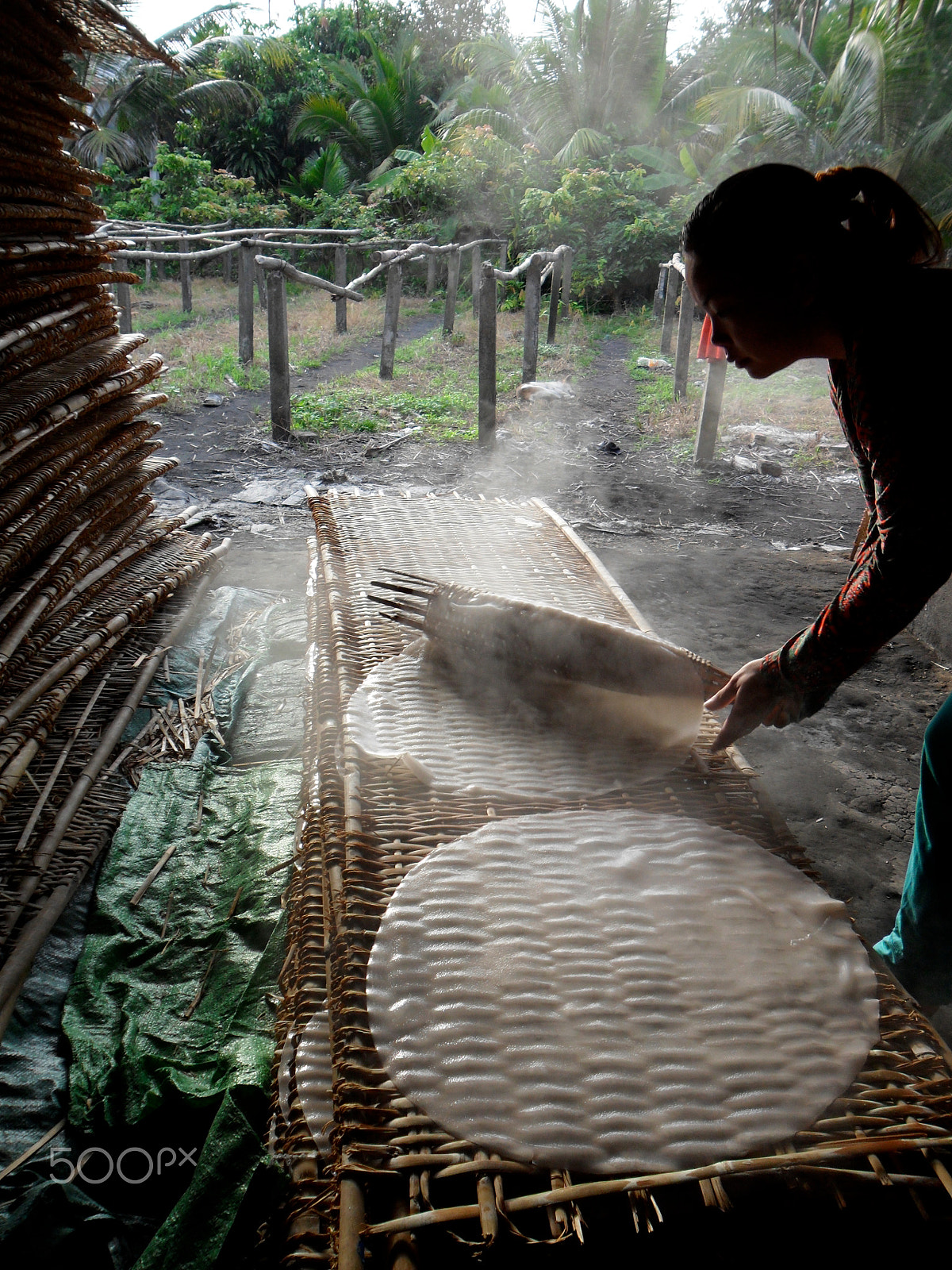 Samsung ES74,ES75,ES78 / VLUU ES75,ES78 sample photo. Woman making rice noodles, vietnam photography