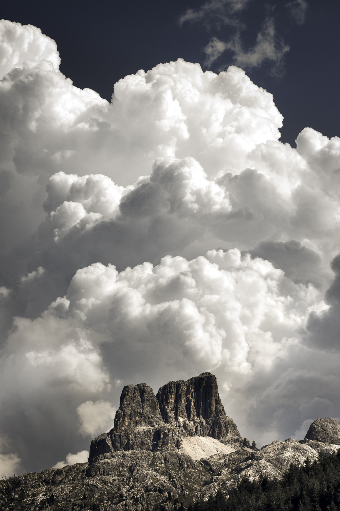 Minolta/Sony AF 70-200mm F2.8 G sample photo. Big clouds photography