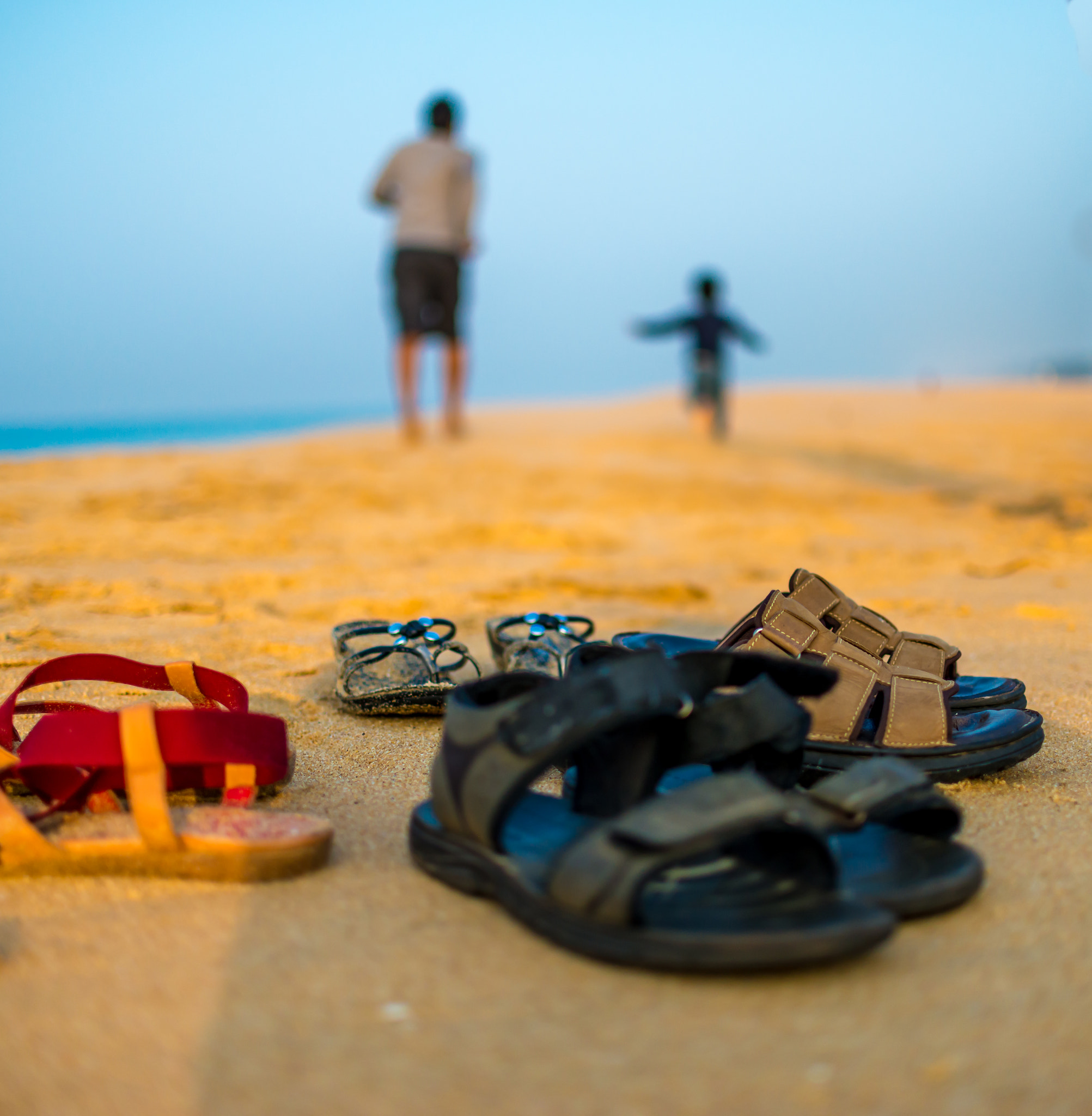 Nikon D800 + Nikon AF-S DX Nikkor 35mm F1.8G sample photo. Family fun on a beach photography