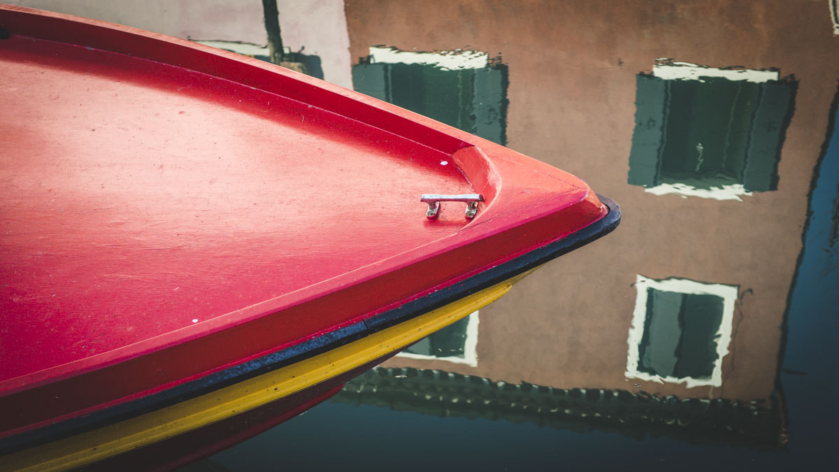 Olympus OM-D E-M5 II + Panasonic Leica DG Summilux 25mm F1.4 II ASPH sample photo. Burano light and reflections photography