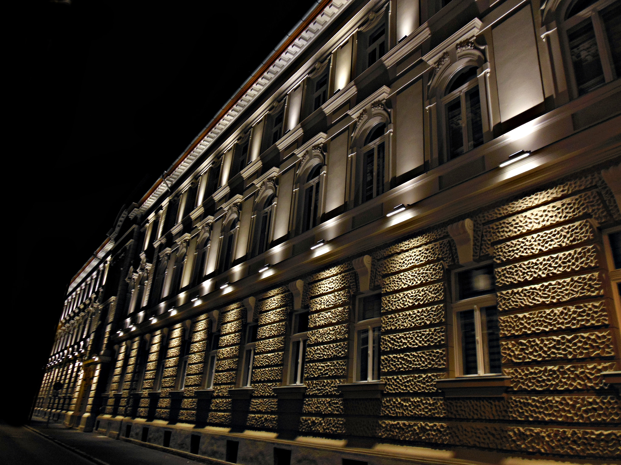 Nikon Coolpix S6300 sample photo. Night photography